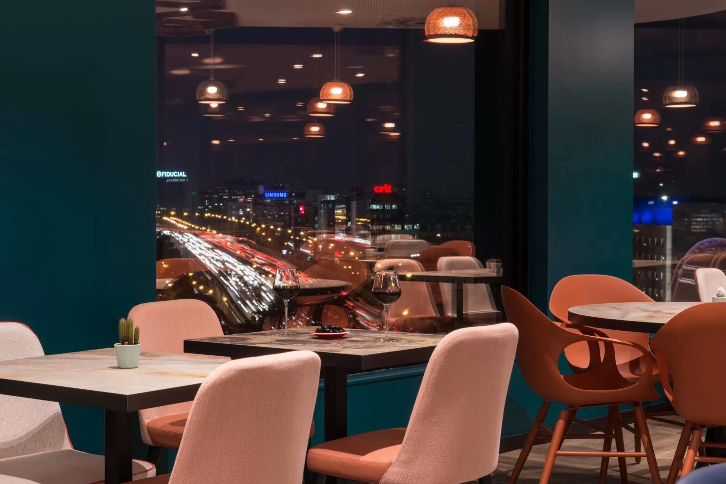 Lounge or bar in The Originals Boutique, Hôtel Maison Montmartre Paris Les Puces