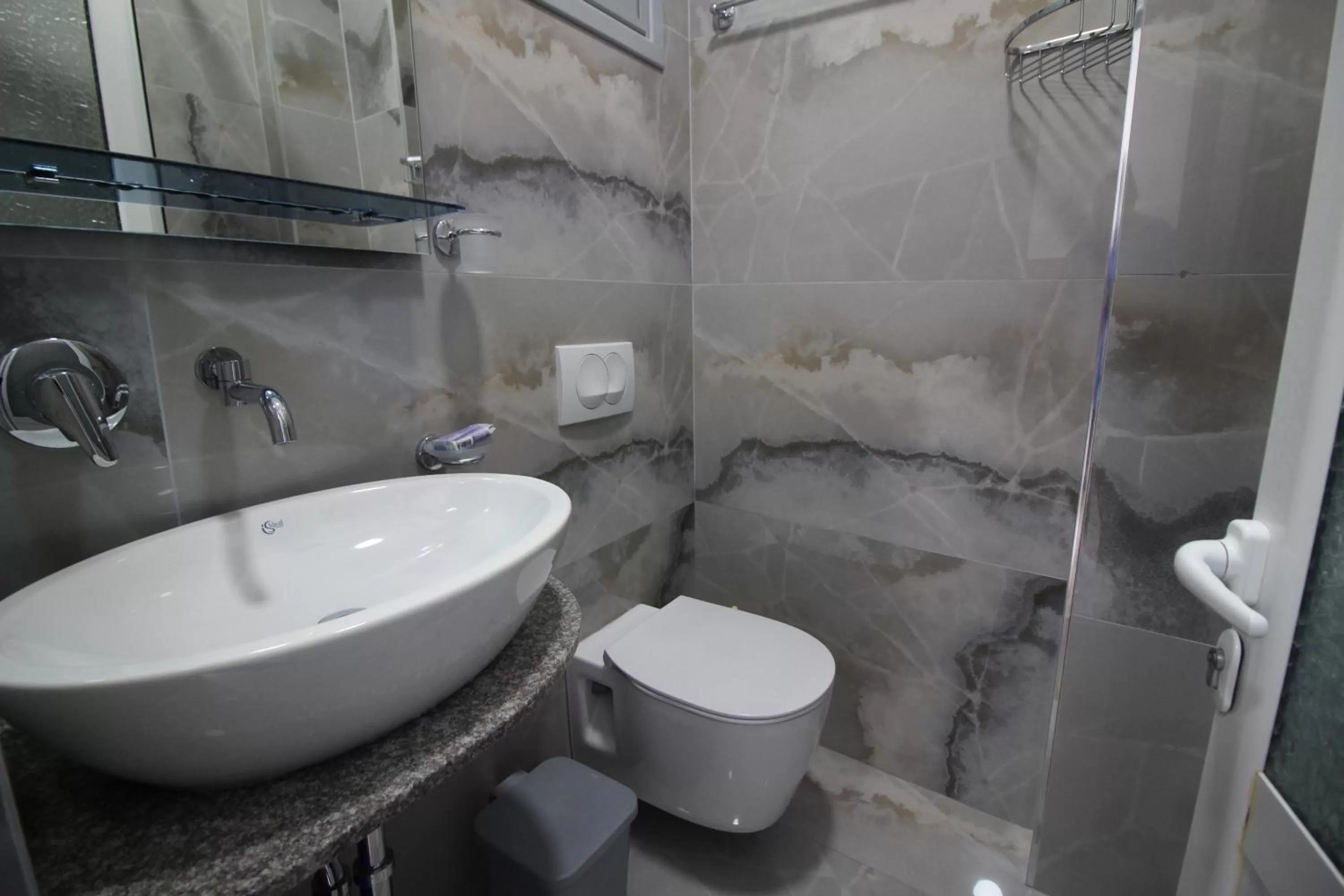 Bathroom in Murati Suites Sarandë