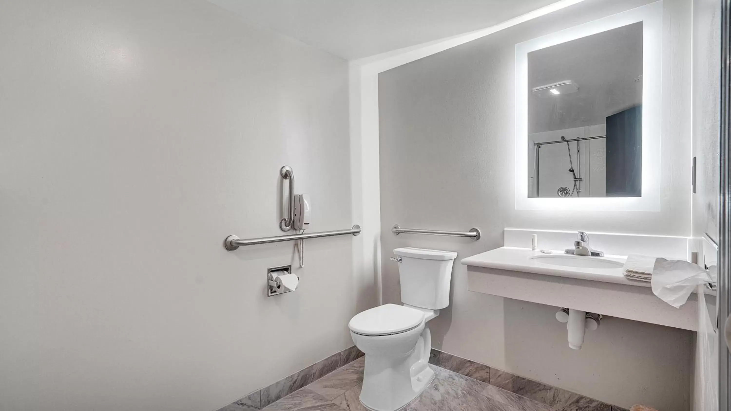 Bathroom in Days Inn & Suites by Wyndham Niagara Falls/Buffalo