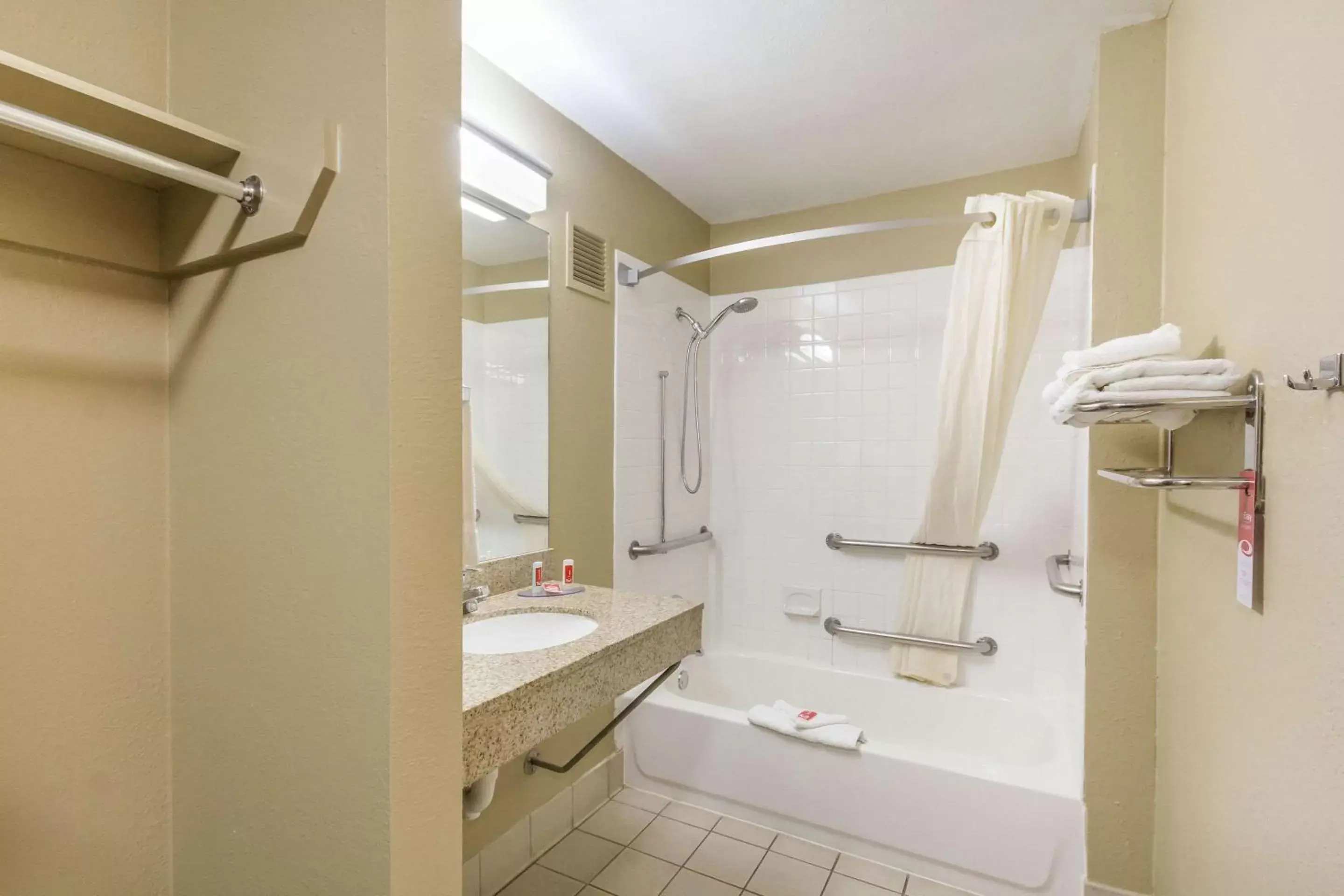 Bathroom in Econo Lodge Inn & Suites I-35 at Shawnee Mission