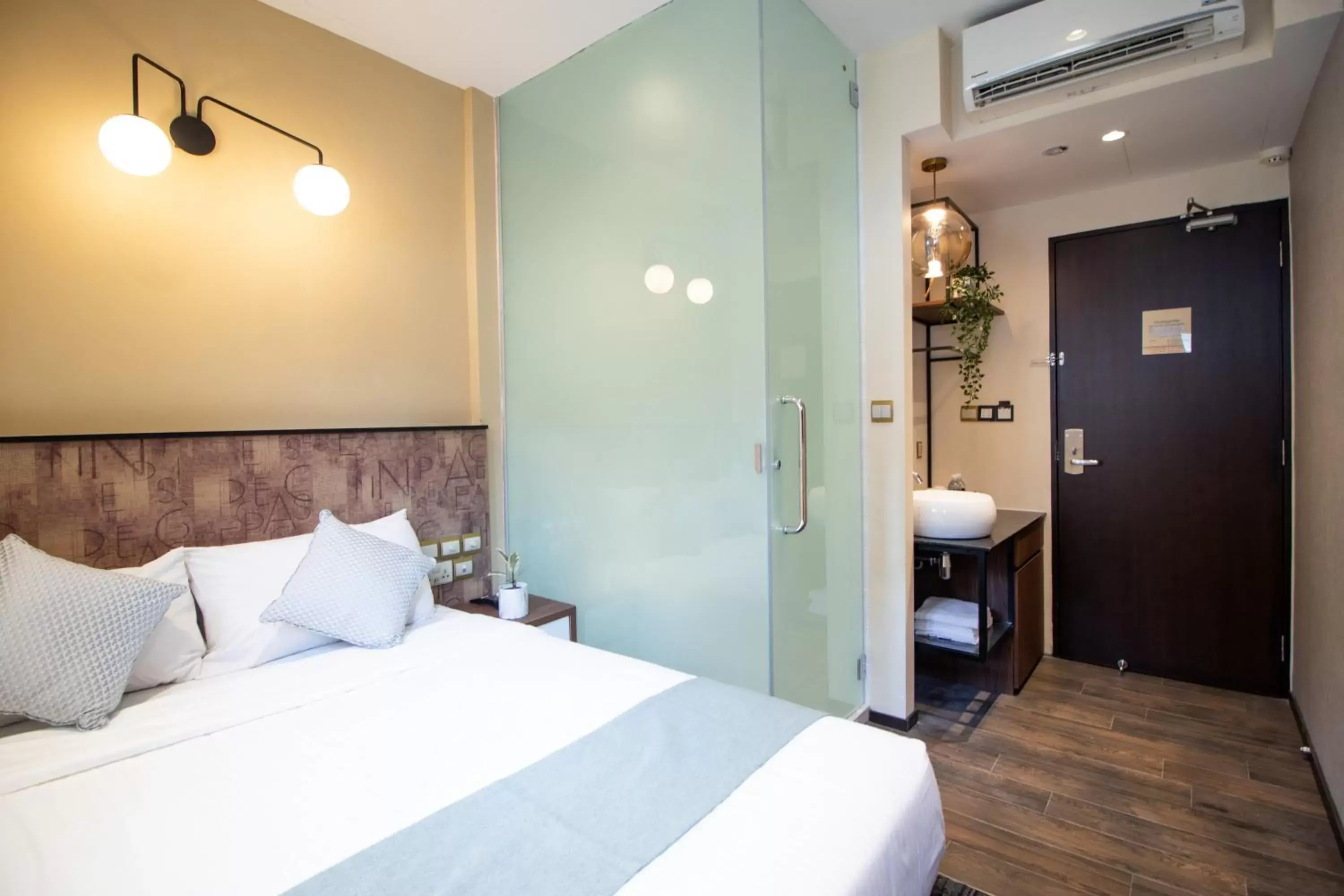 Bedroom in Harbour Ville Hotel - Hamilton Bedroom in Harbour Ville Hotel - Hamilton