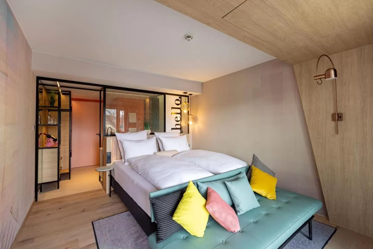 Photo of the whole room, Bed in The Flamingo