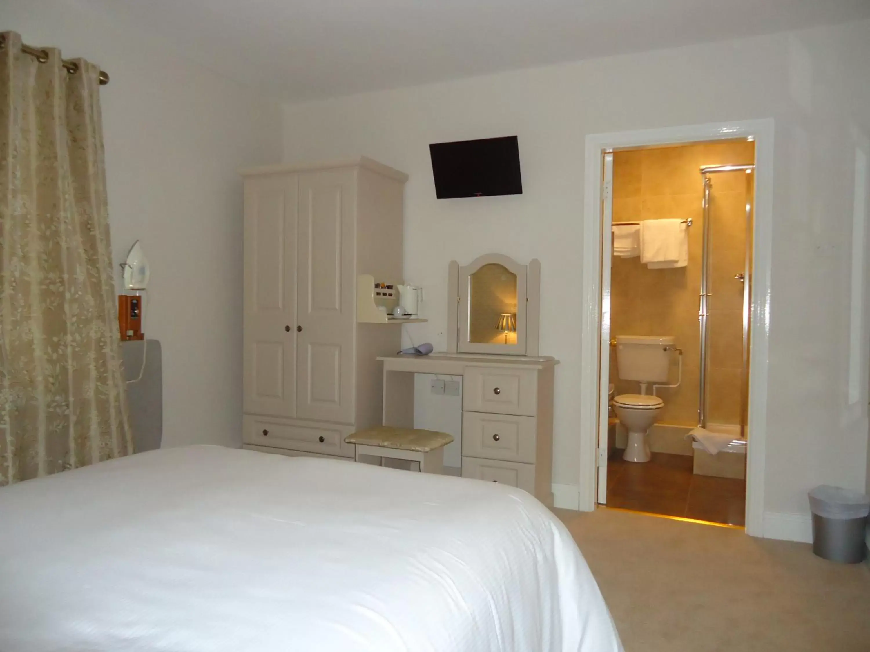 Photo of the whole room, Bed in Templemore Arms Hotel