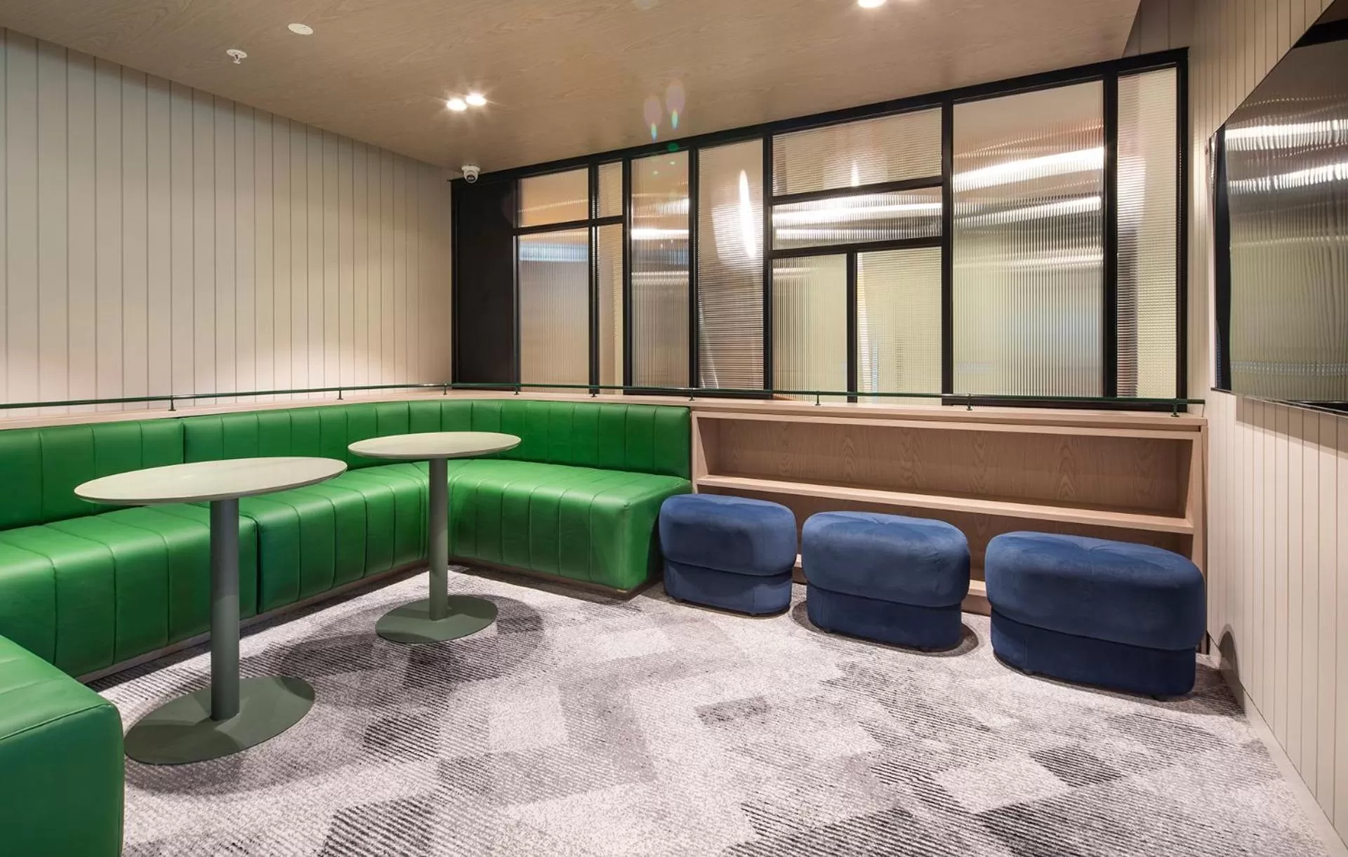 Communal lounge/ TV room in Holiday Inn & Suites Geelong by IHG
