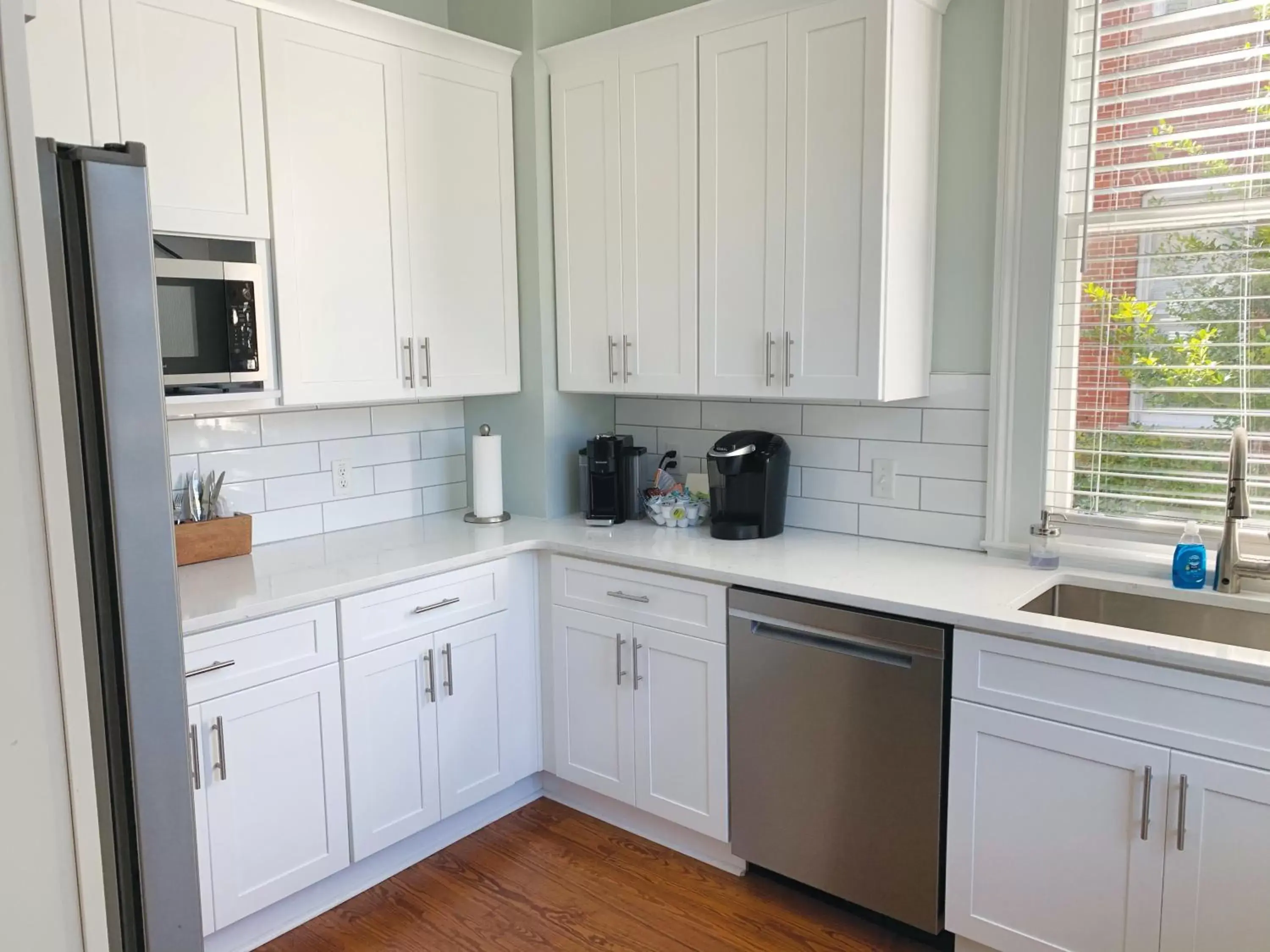Coffee/tea facilities, Kitchen/Kitchenette in 607 Bay Luxurious Guest Rooms