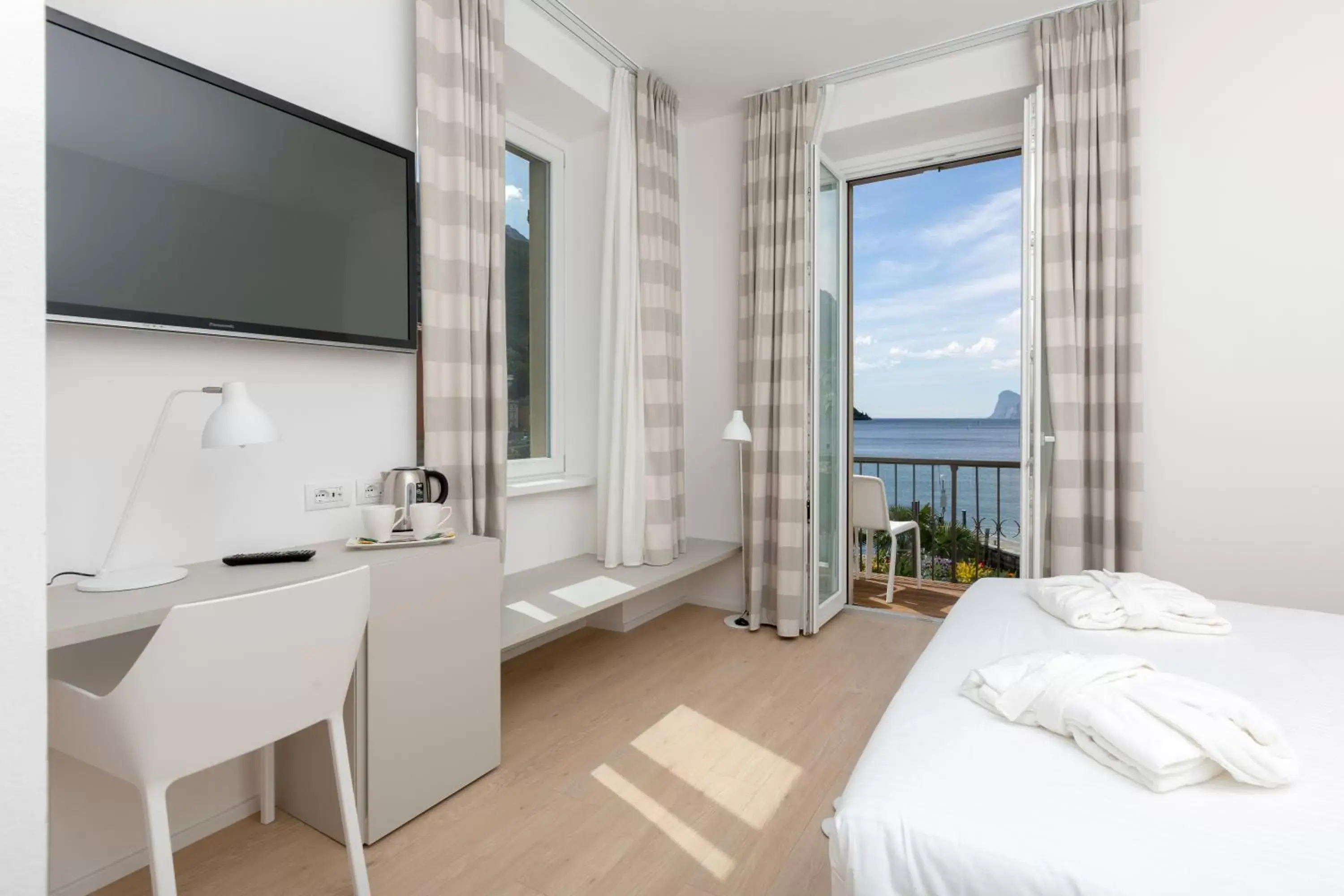 Lake view, TV/Entertainment Center in Hotel Lago Di Garda