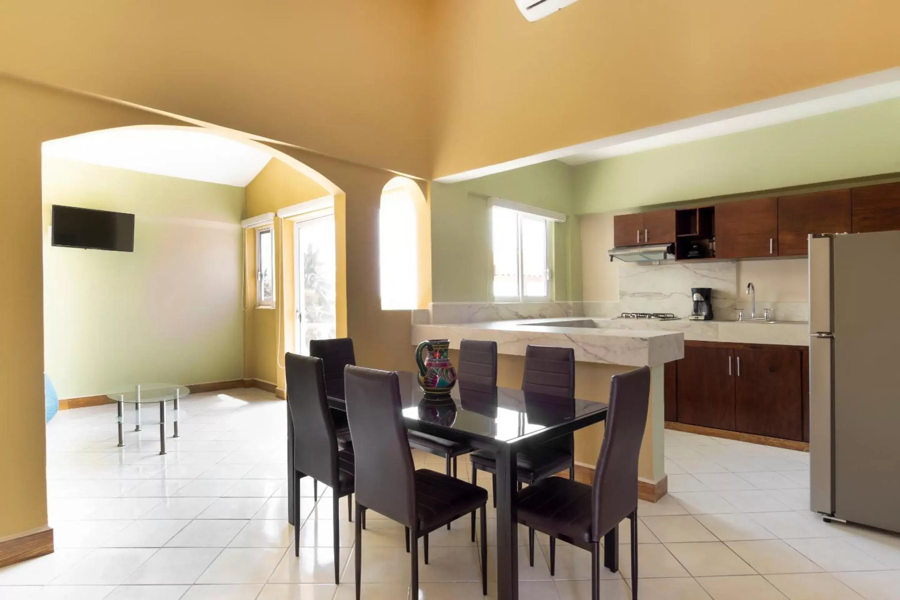 Kitchen or kitchenette, Dining Area in Grand View Suites