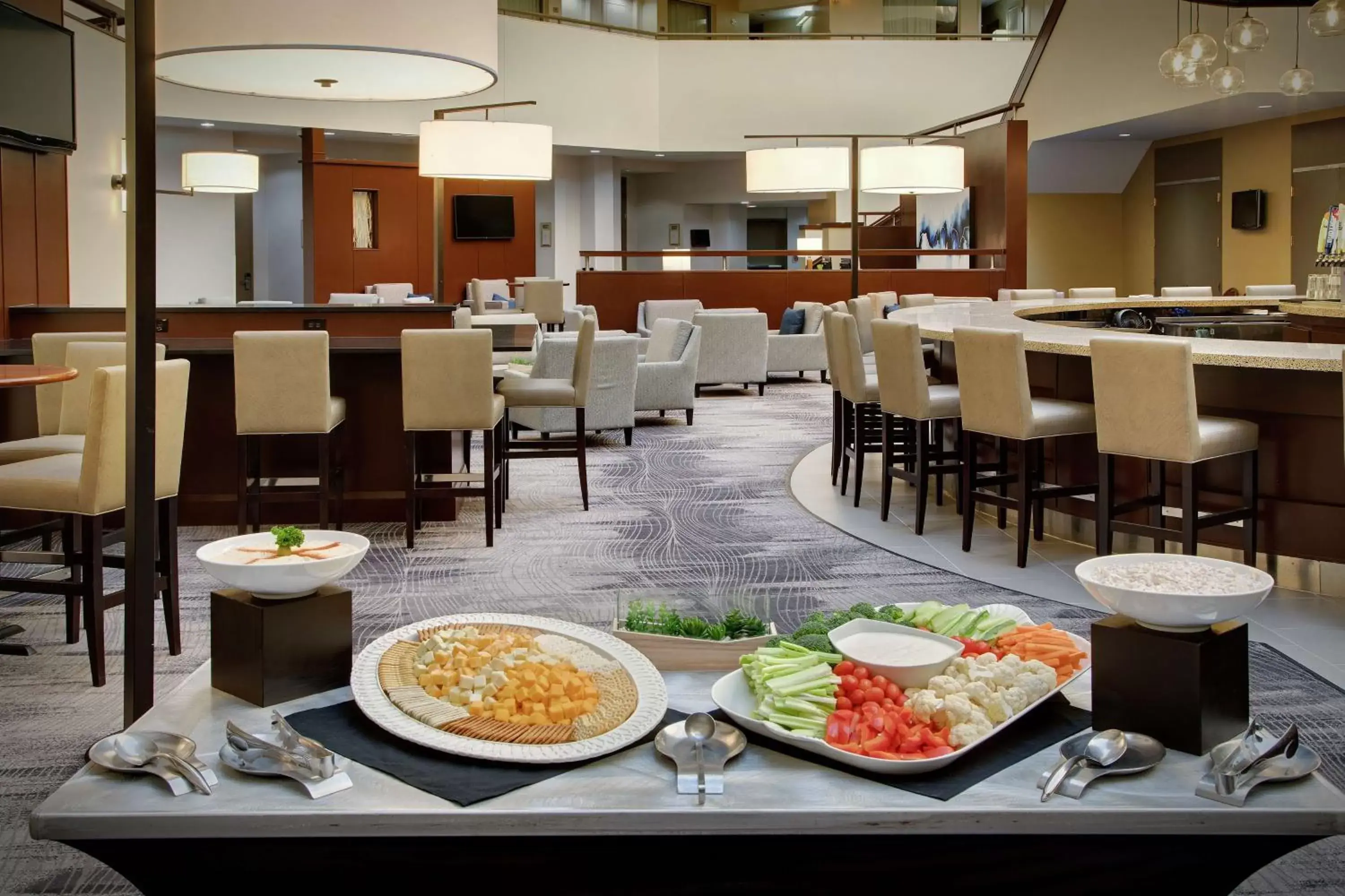 Dining area in Embassy Suites by Hilton Detroit Troy Auburn Hills