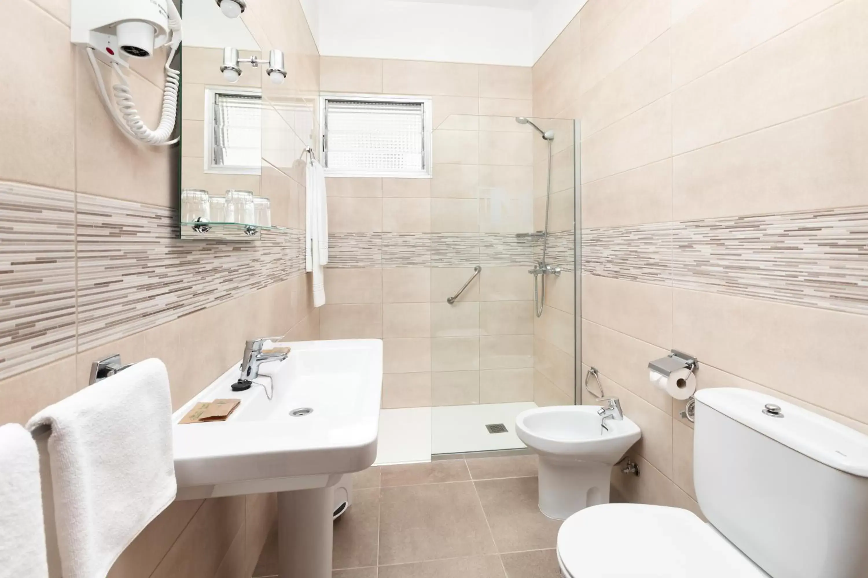 Shower, Bathroom in Hotel Don Manolito