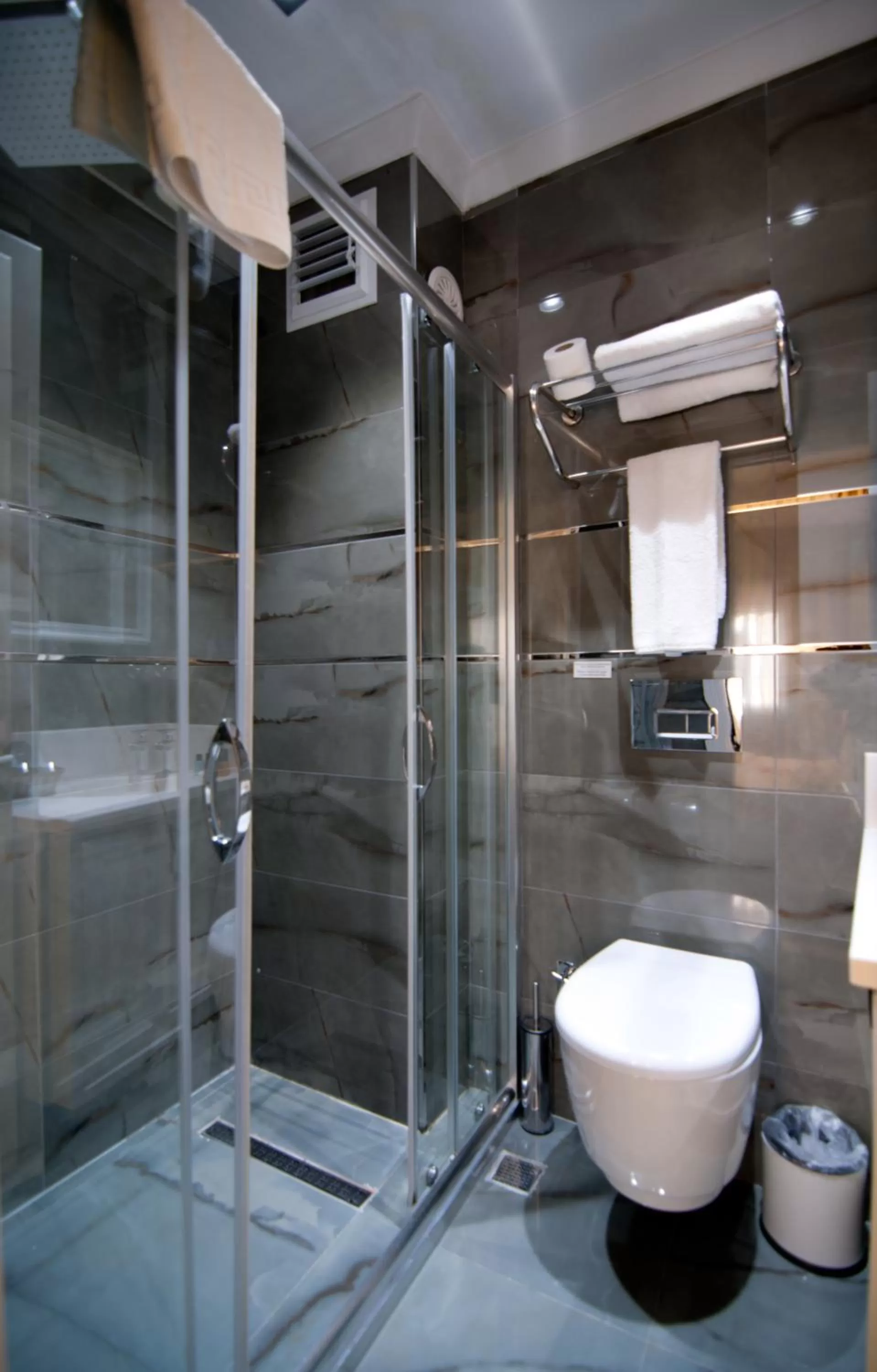 Shower, Bathroom in Pruva Hotel