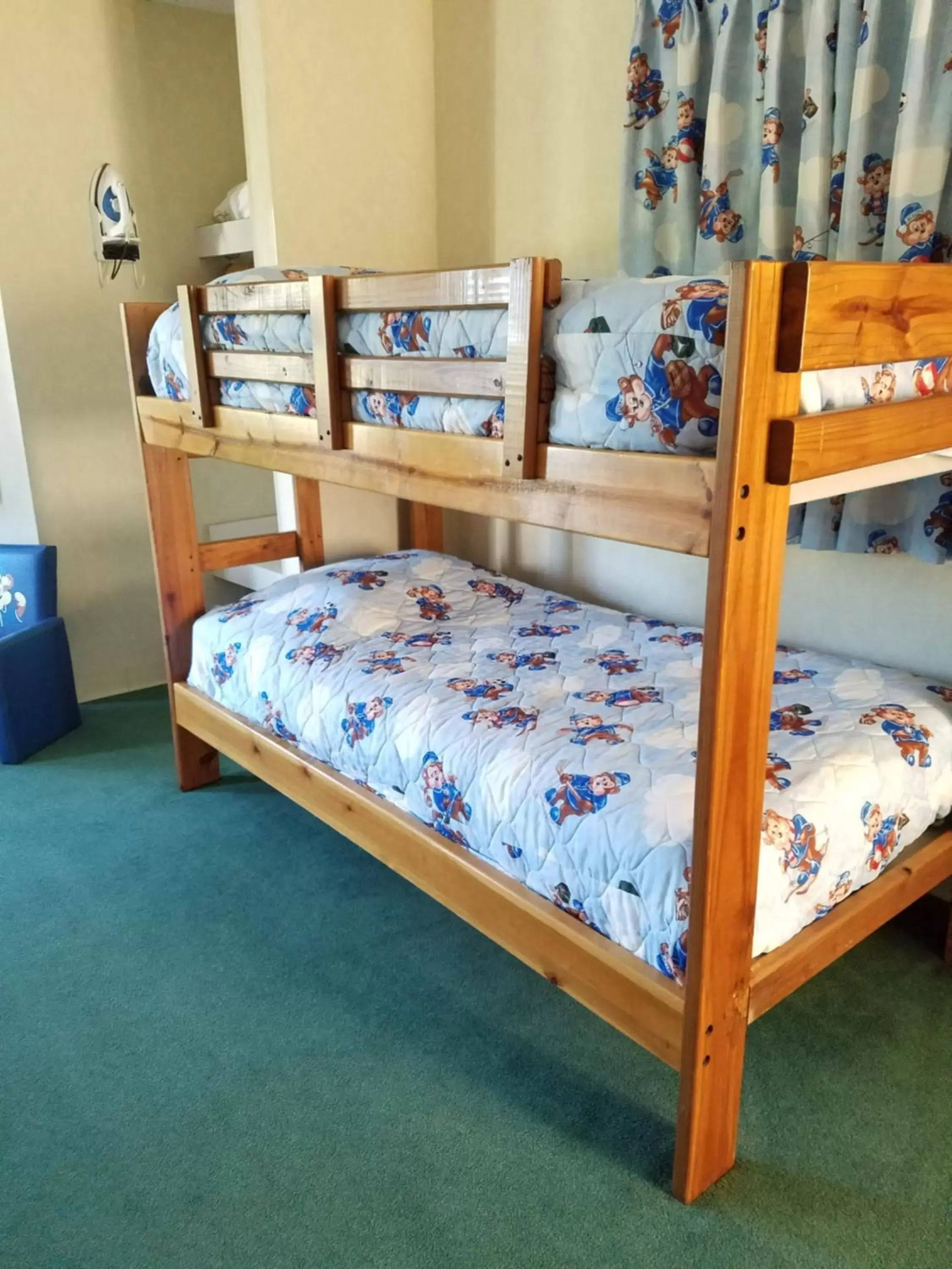 Bunk Bed in Great Lakes Inn Mackinaw City