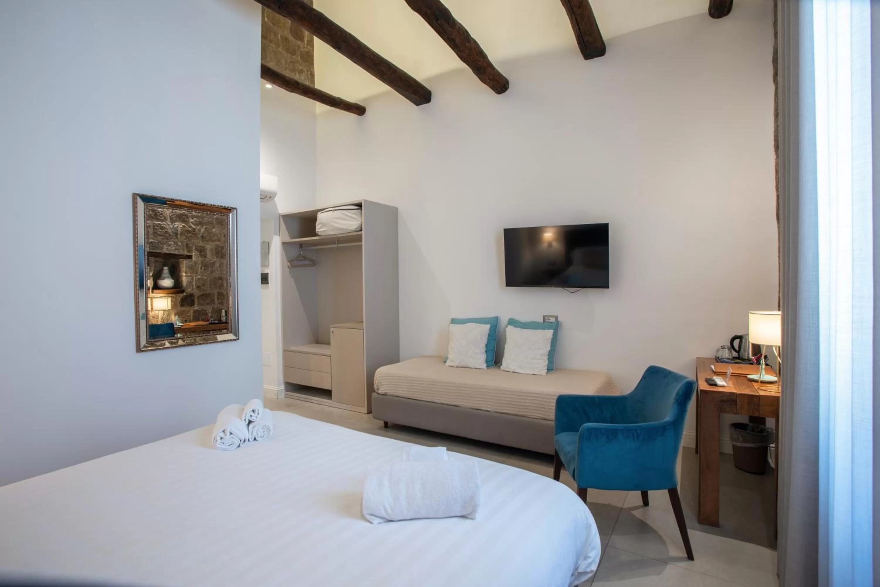 Photo of the whole room, Bed in La Chiaja art&relais