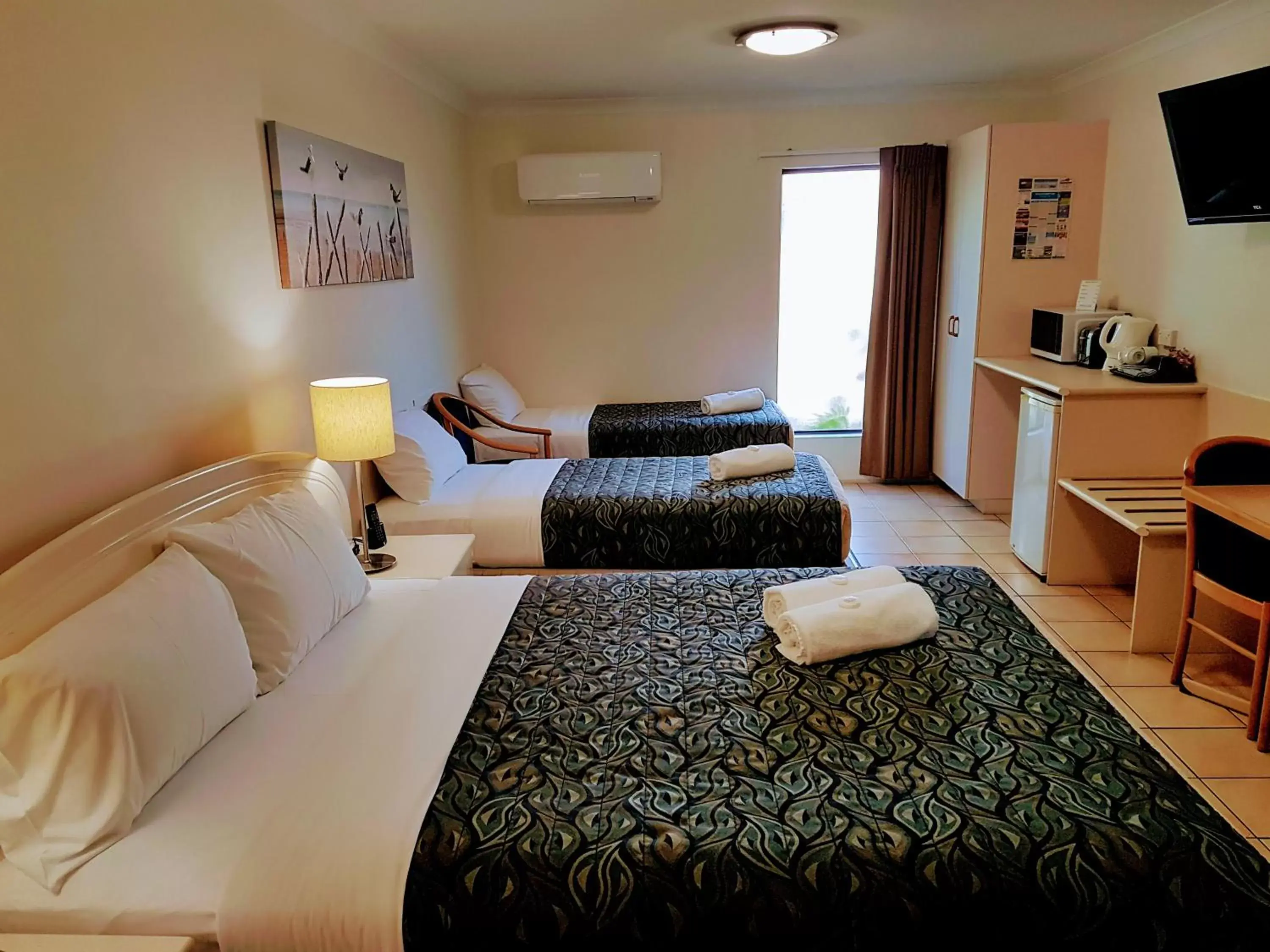 Photo of the whole room, Bed in Rockhampton Palms Motor Inn