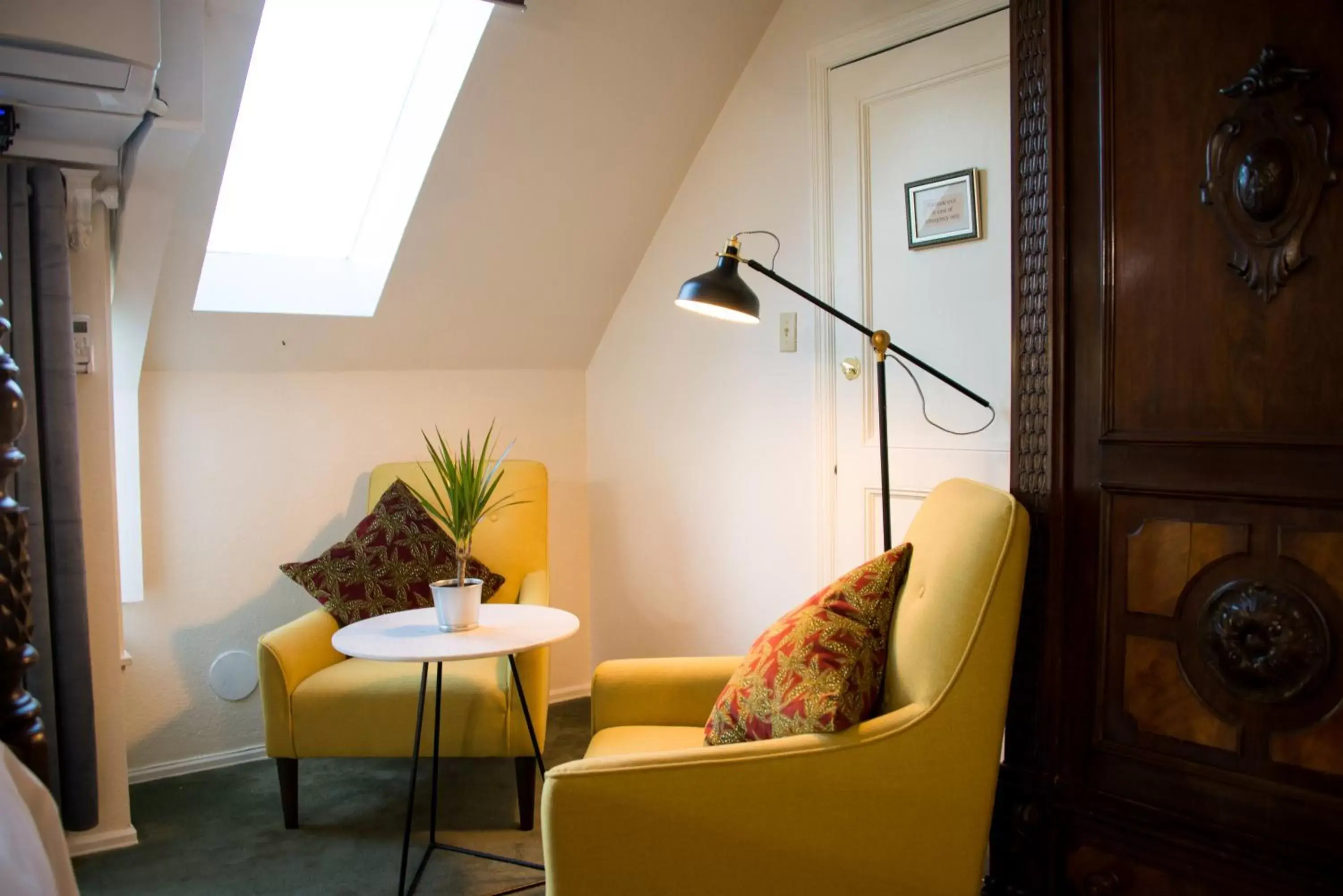 Seating Area in Cedar Gables Inn