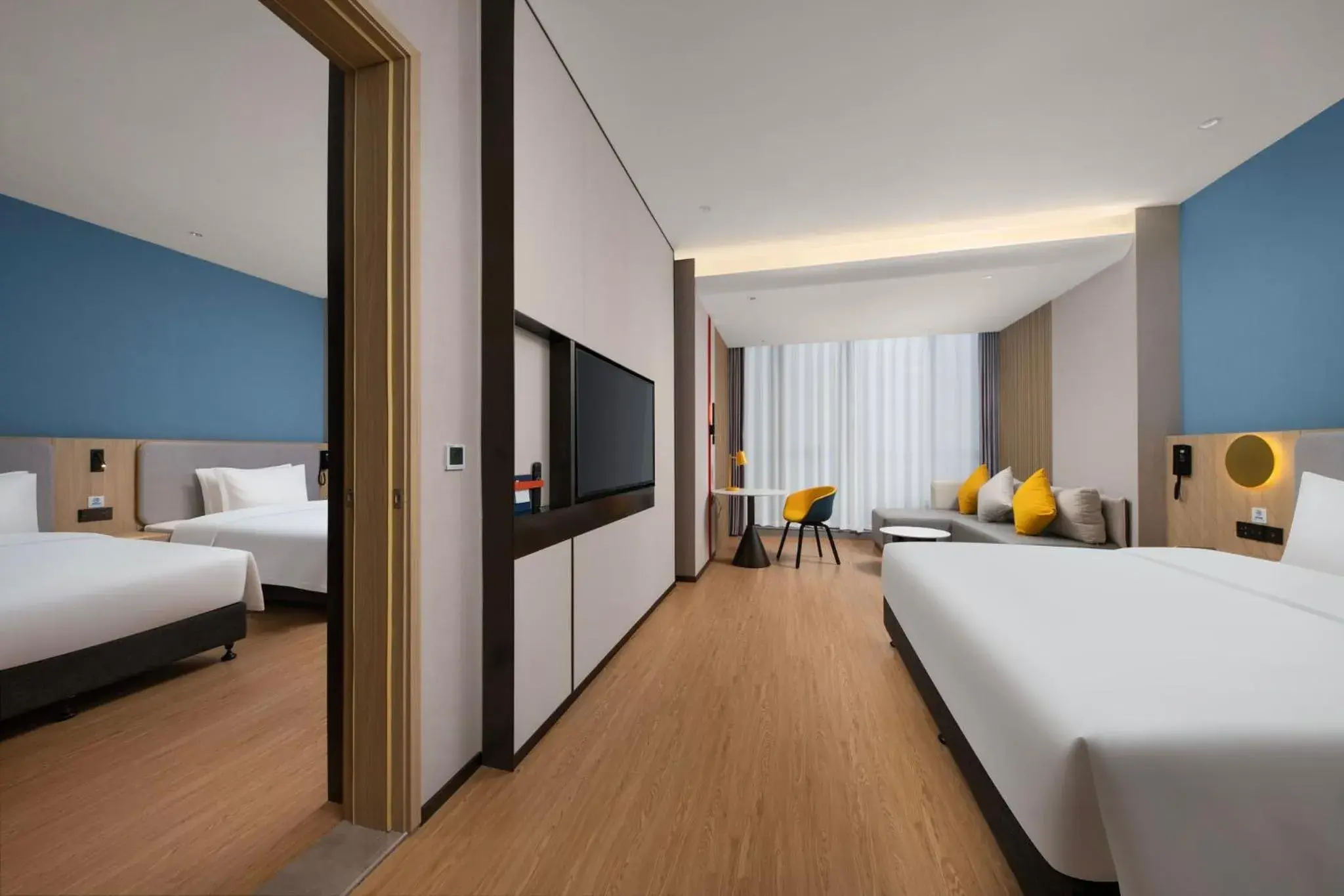 Photo of the whole room, Bed in Holiday Inn Express Jiangmen Yinhu Bay, an IHG Hotel