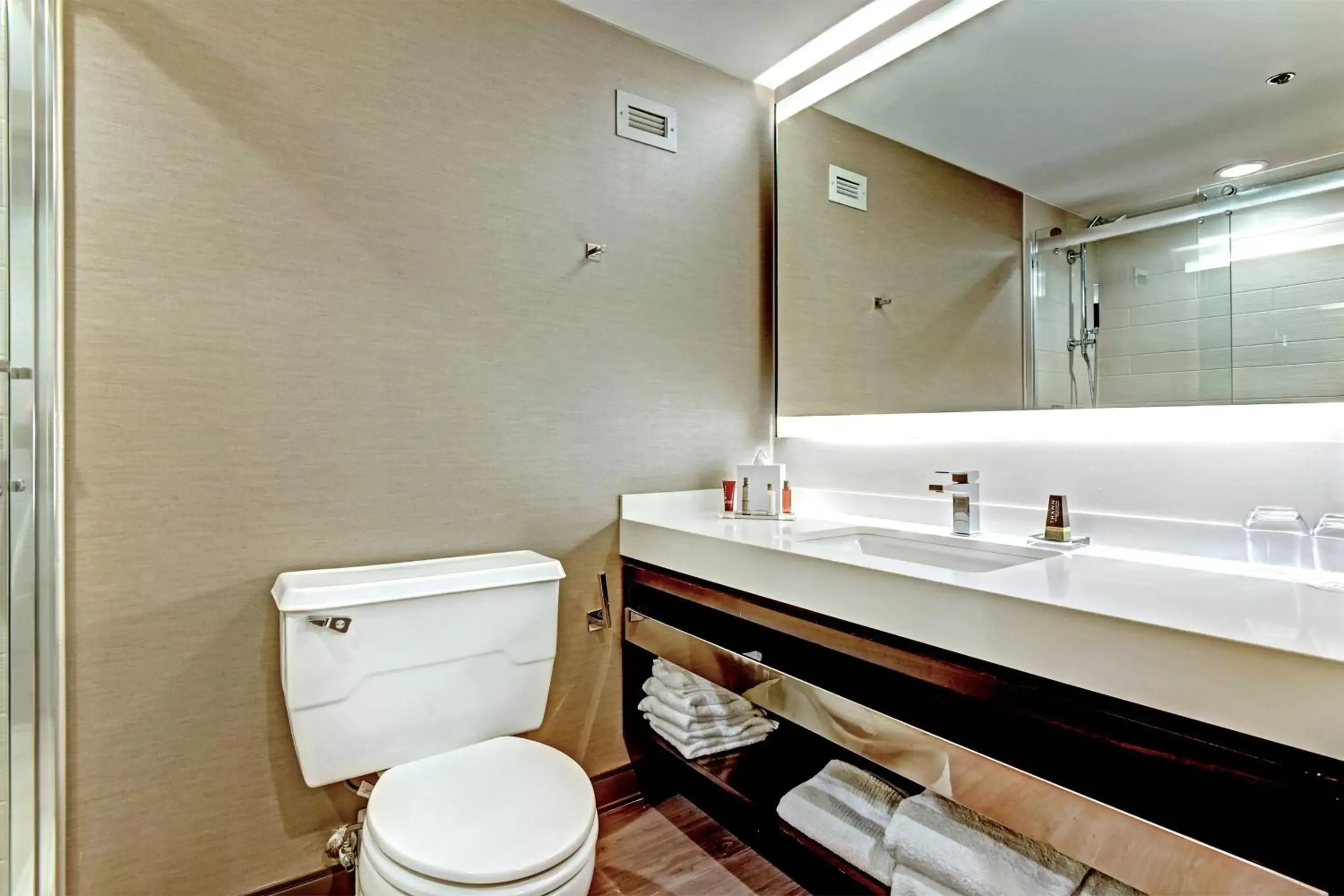 Bathroom in Tulsa Marriott Southern Hills