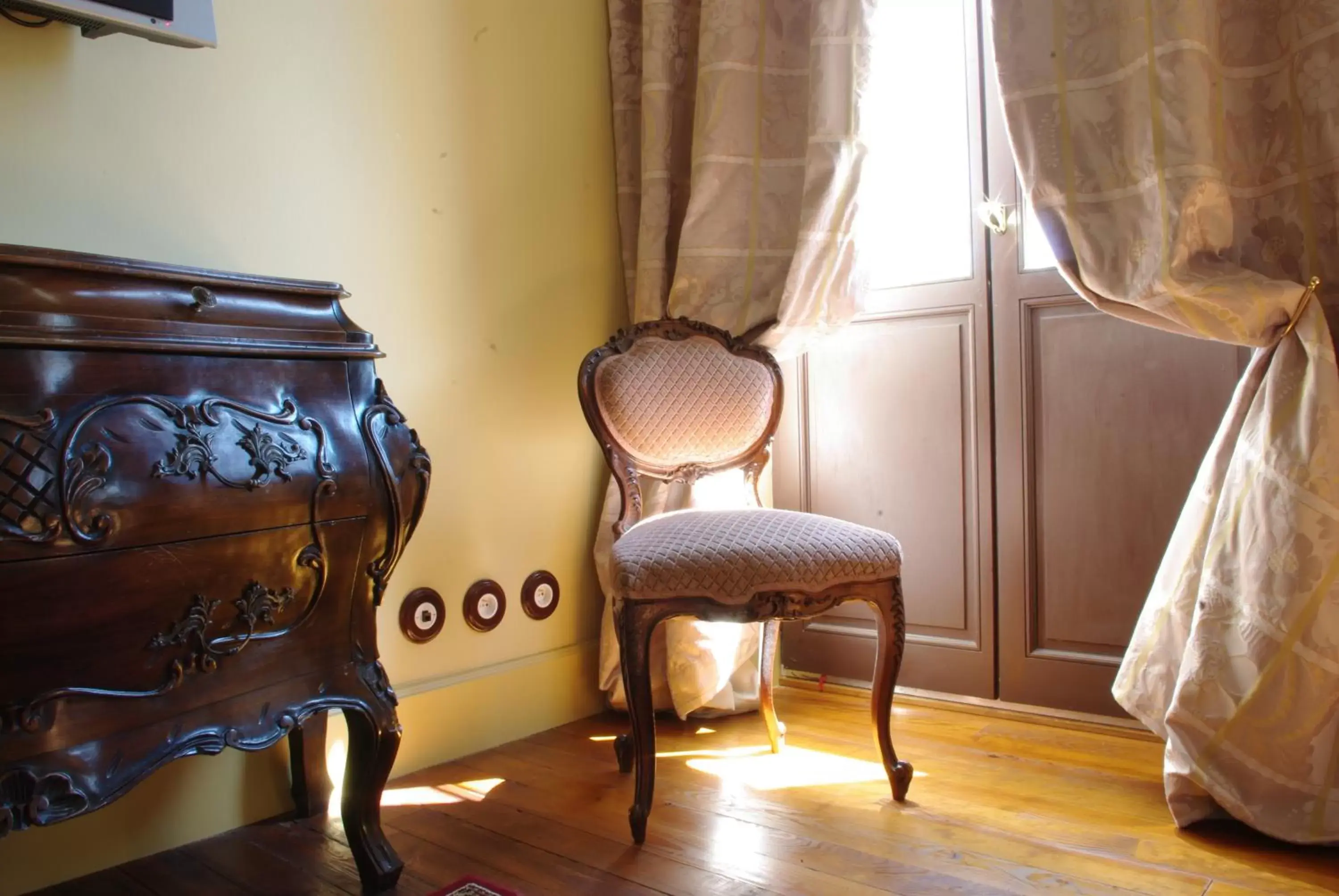 Bedroom, Seating Area in Hostellerie du Coq d'Or