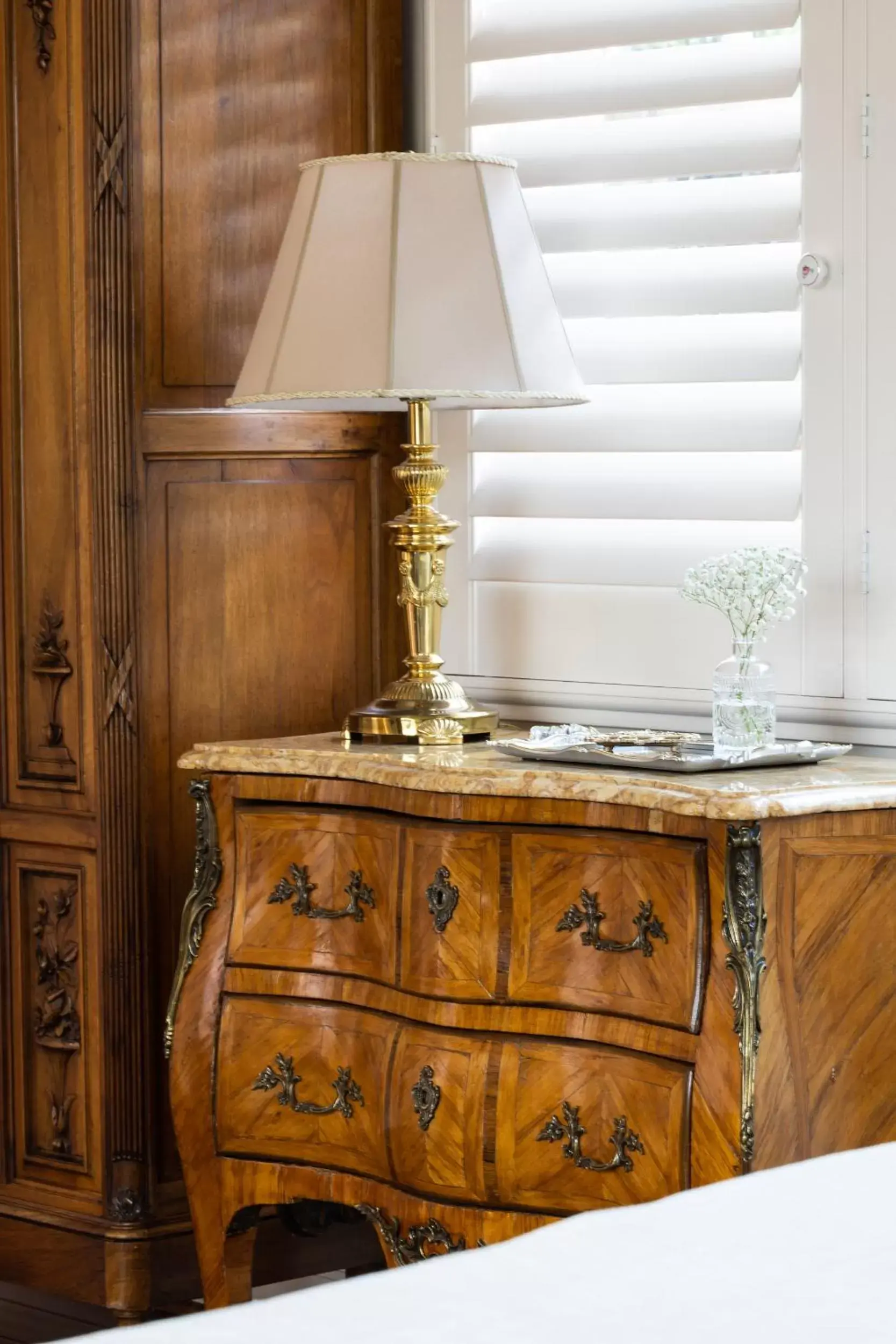 Bedroom, Kitchen/Kitchenette in Seven Gables Inn on Monterey Bay, A Kirkwood Collection Hotel