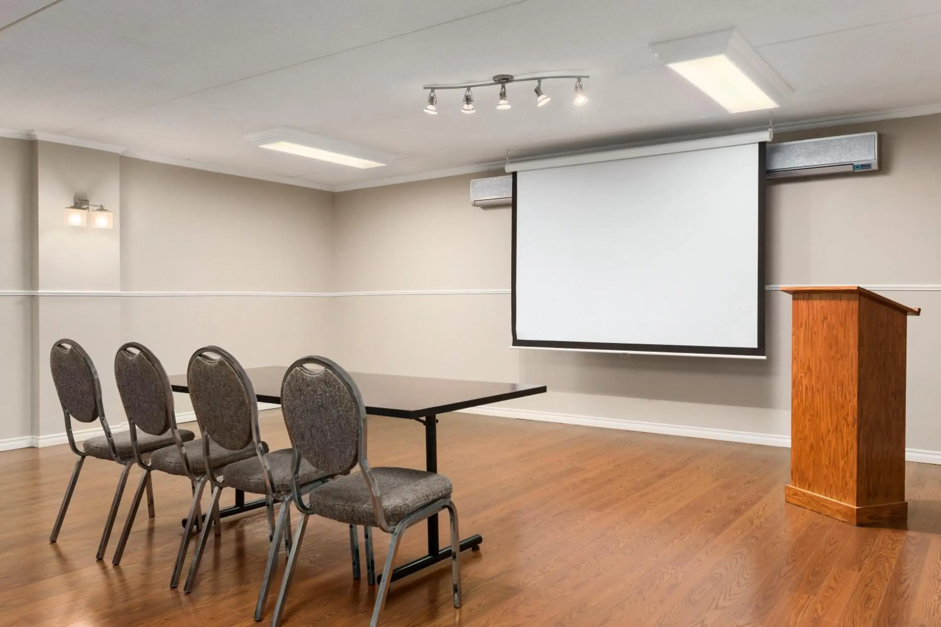 Meeting/conference room in Travelodge by Wyndham Owen Sound ON
