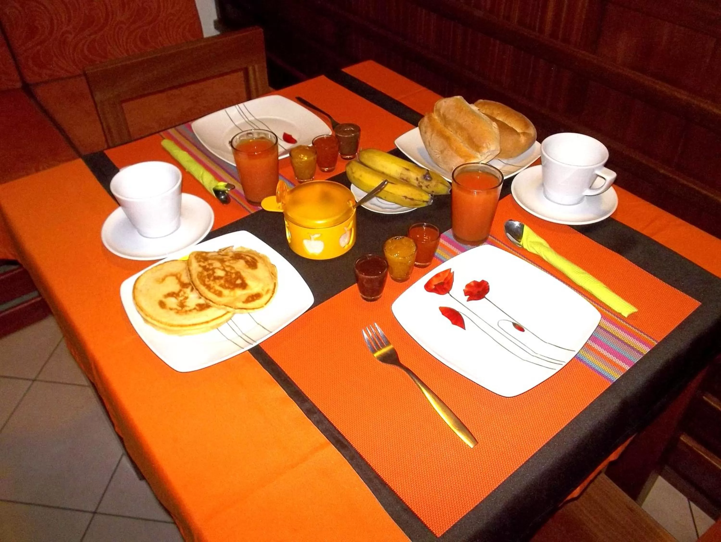 Lounge or bar, Breakfast in Basic Hotel