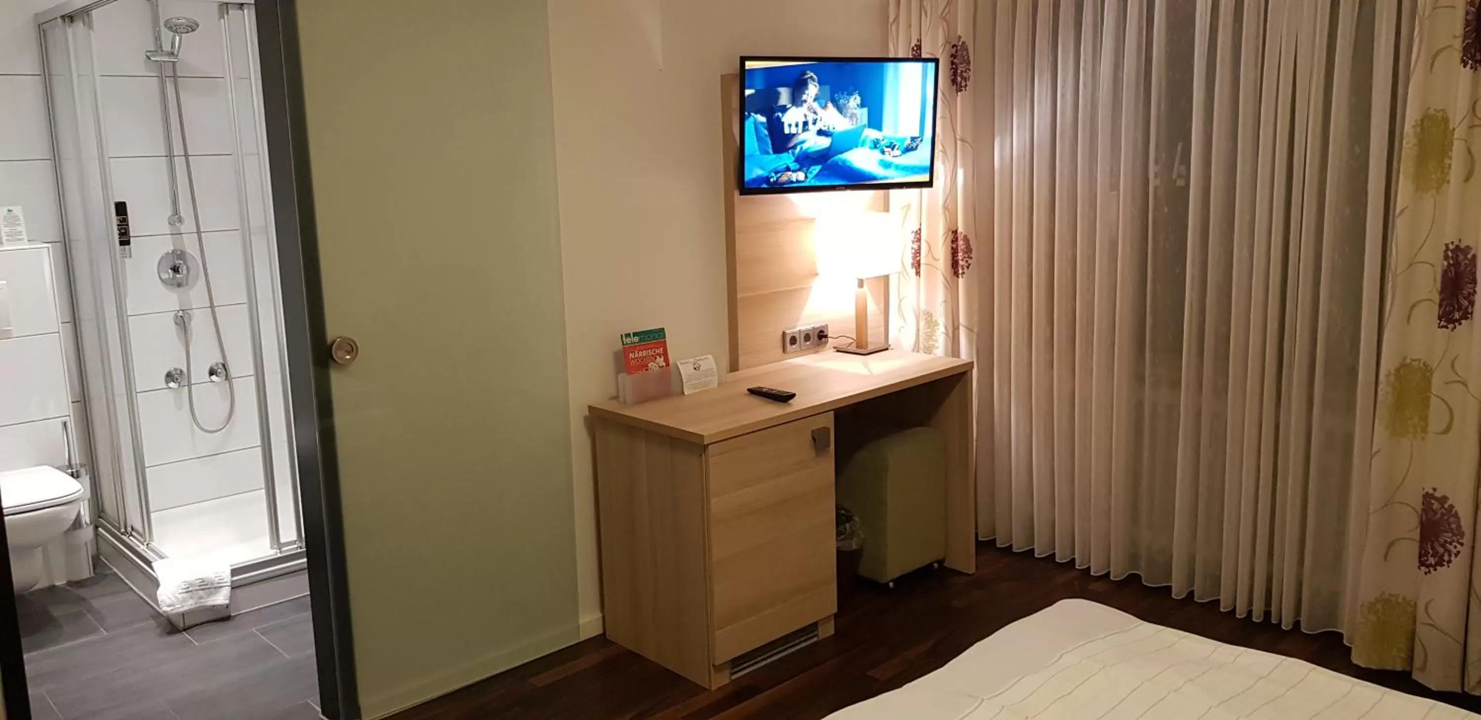 Photo of the whole room, Bed in Hotel-Restaurant Fröhlich