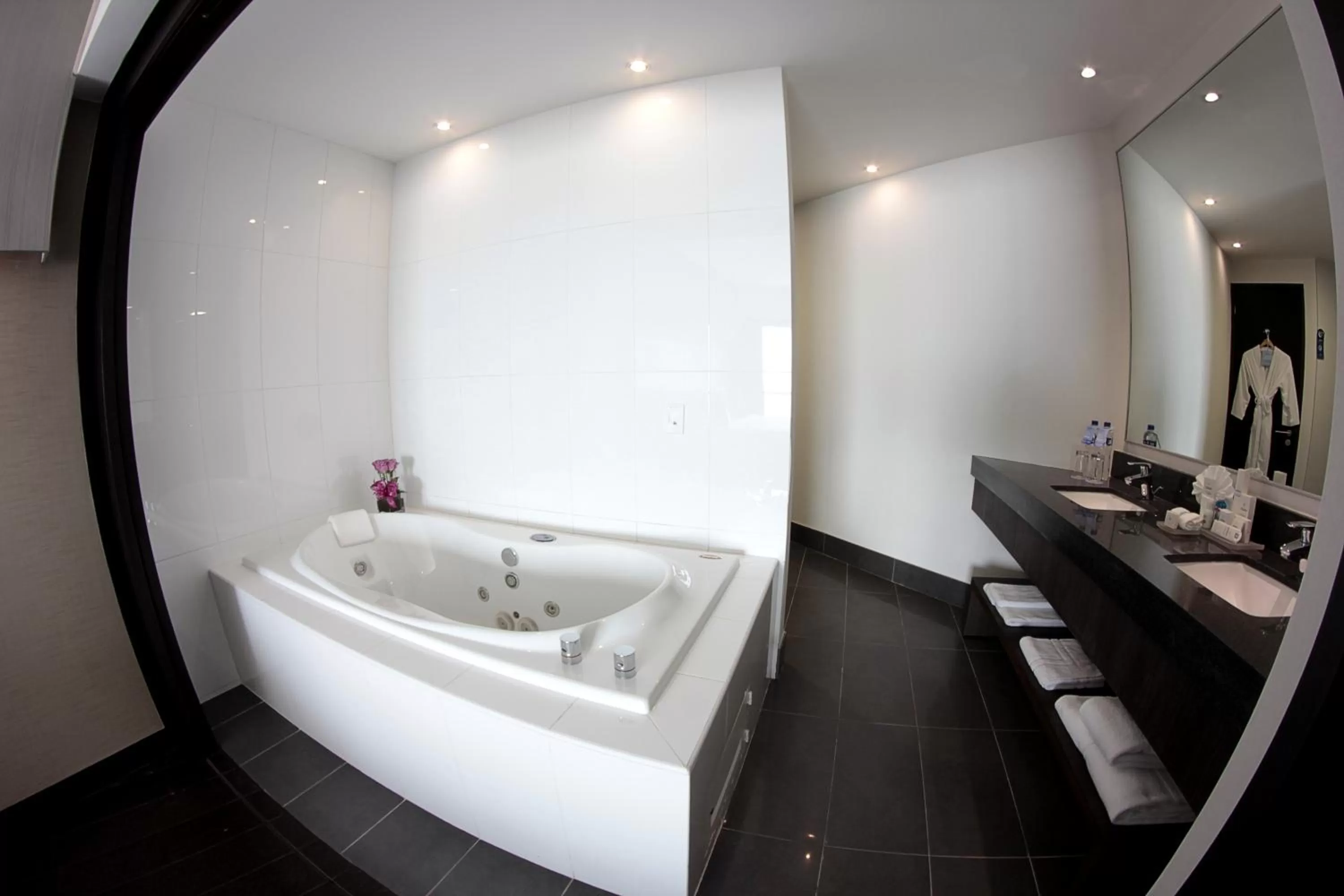 Toilet in Wyndham Guayaquil, Puerto Santa Ana