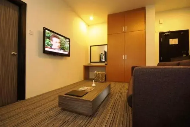 Living room, TV/Entertainment Center in Flemington Hotel