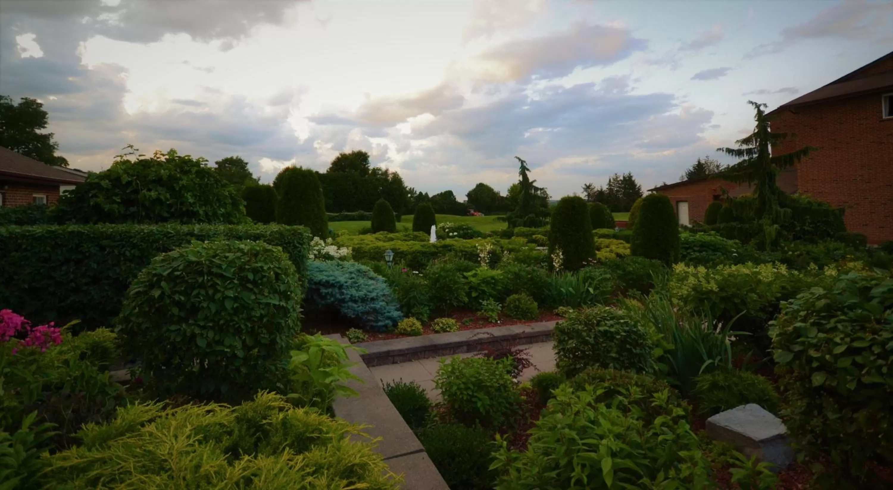 Garden view in Newmarket Inn