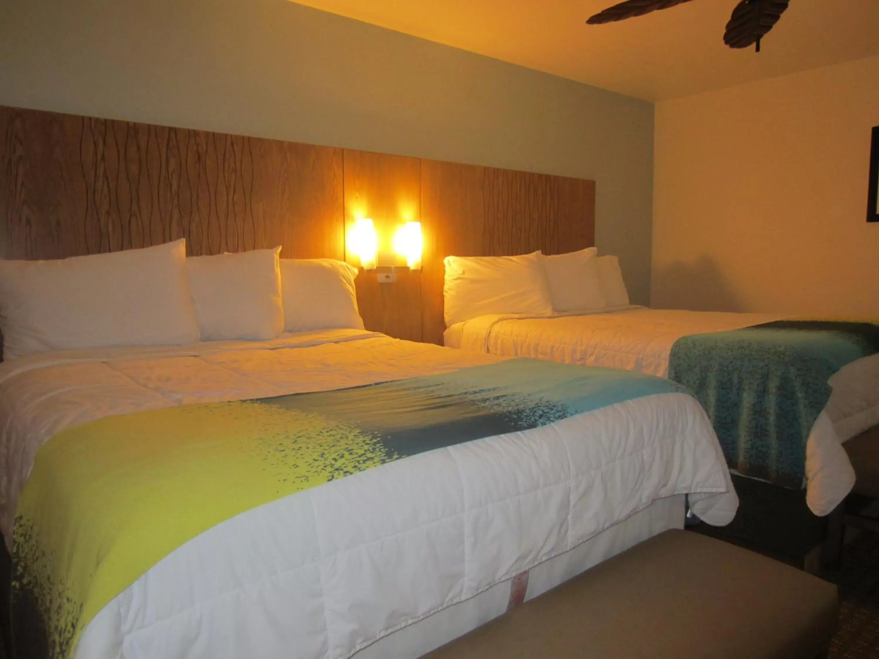 Bed in PB Surf Beachside Inn Bed in PB Surf Beachside Inn