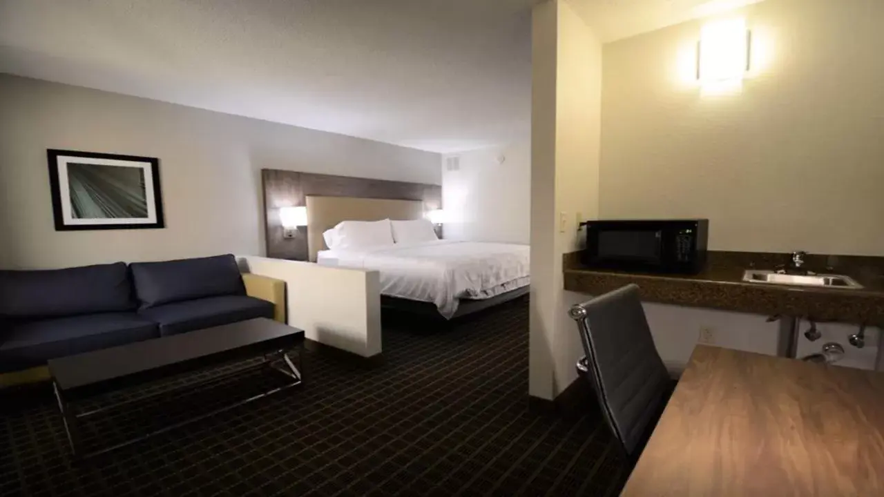 Bed in Holiday Inn Hazlet, an IHG Hotel