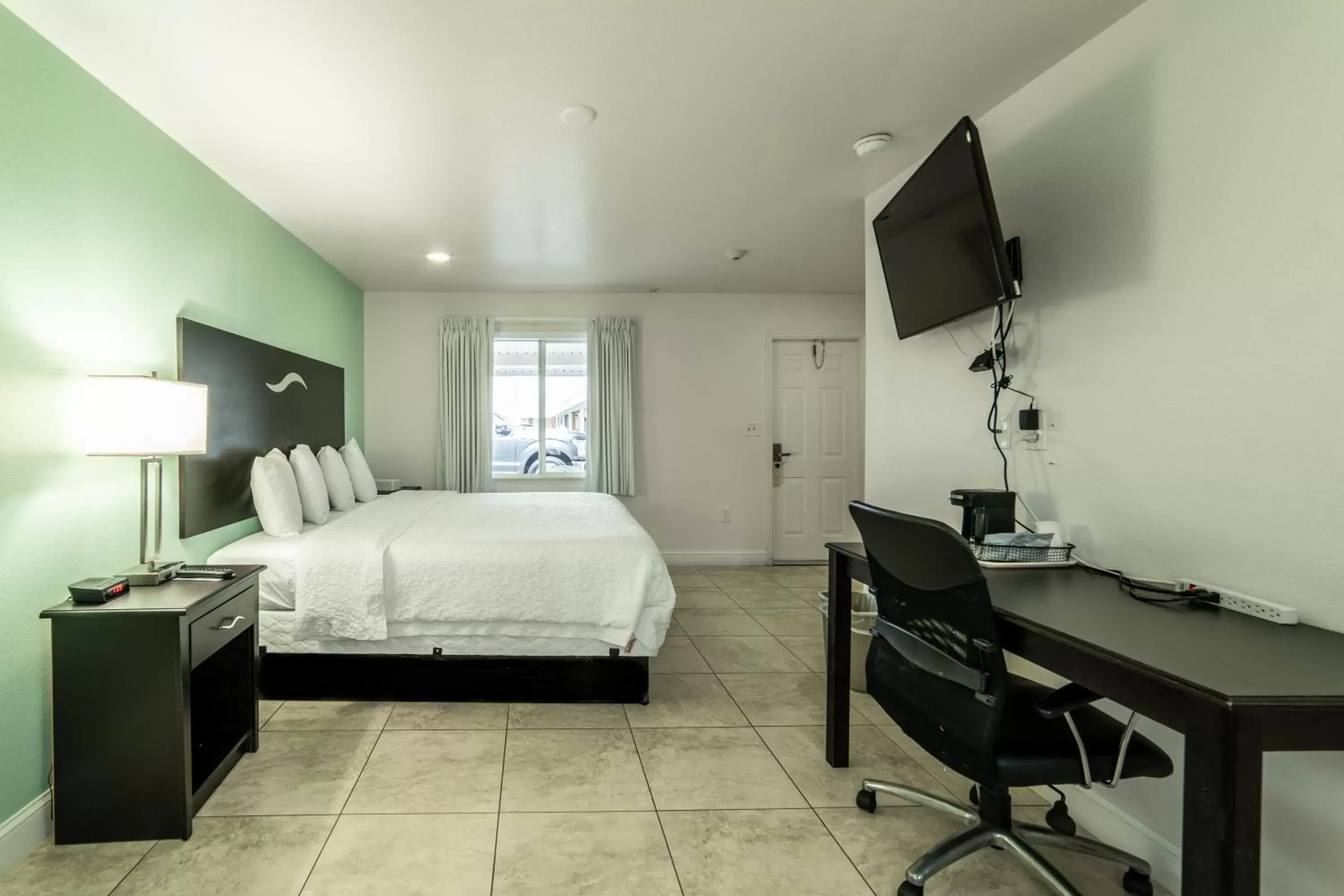Bedroom, TV/Entertainment Center in Everglades City Motel - Everglades Adventures Inn