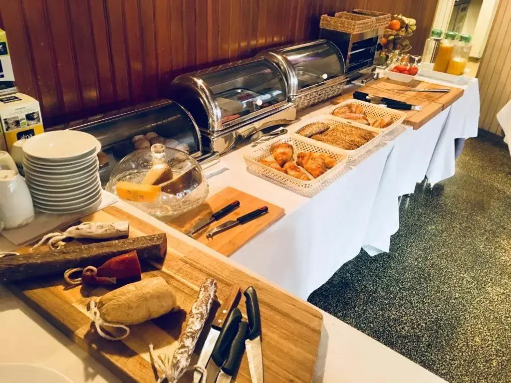 Buffet breakfast in Hotel Torres Manlleu