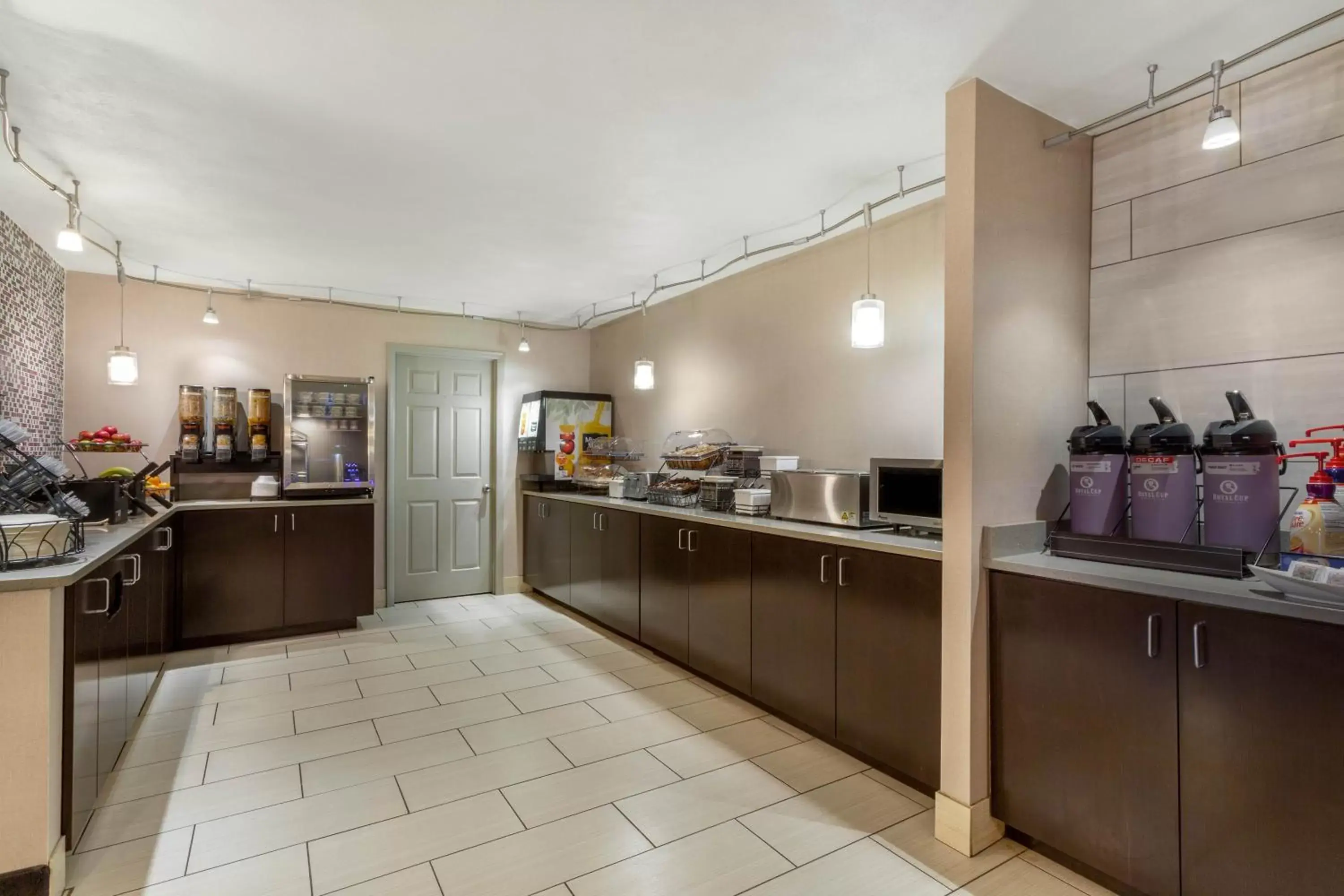 Buffet breakfast, Kitchen/Kitchenette in La Quinta Inn by Wyndham Binghamton - Johnson City