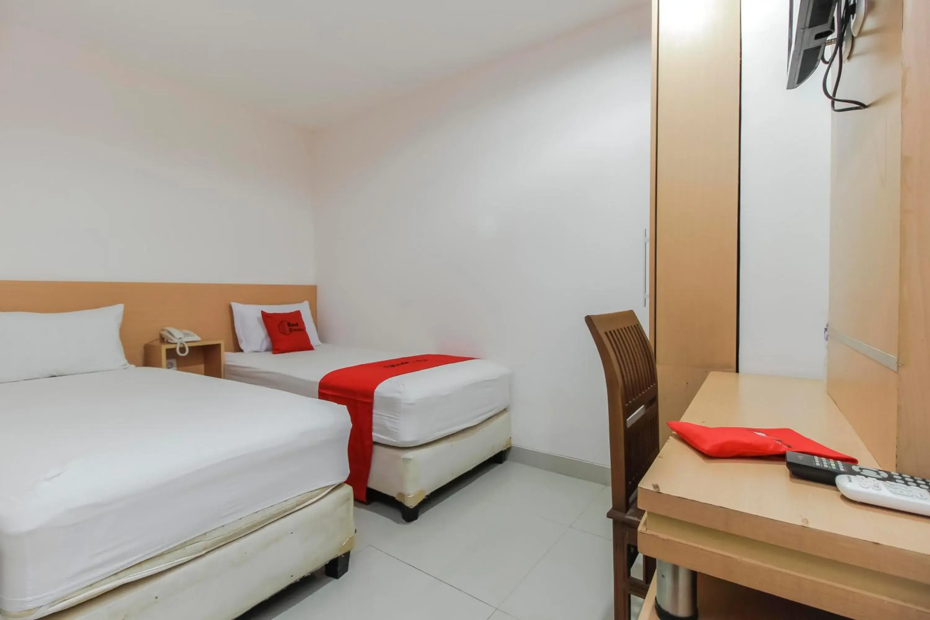 Bedroom, Bed in RedDoorz Plus near Galaxy Bekasi