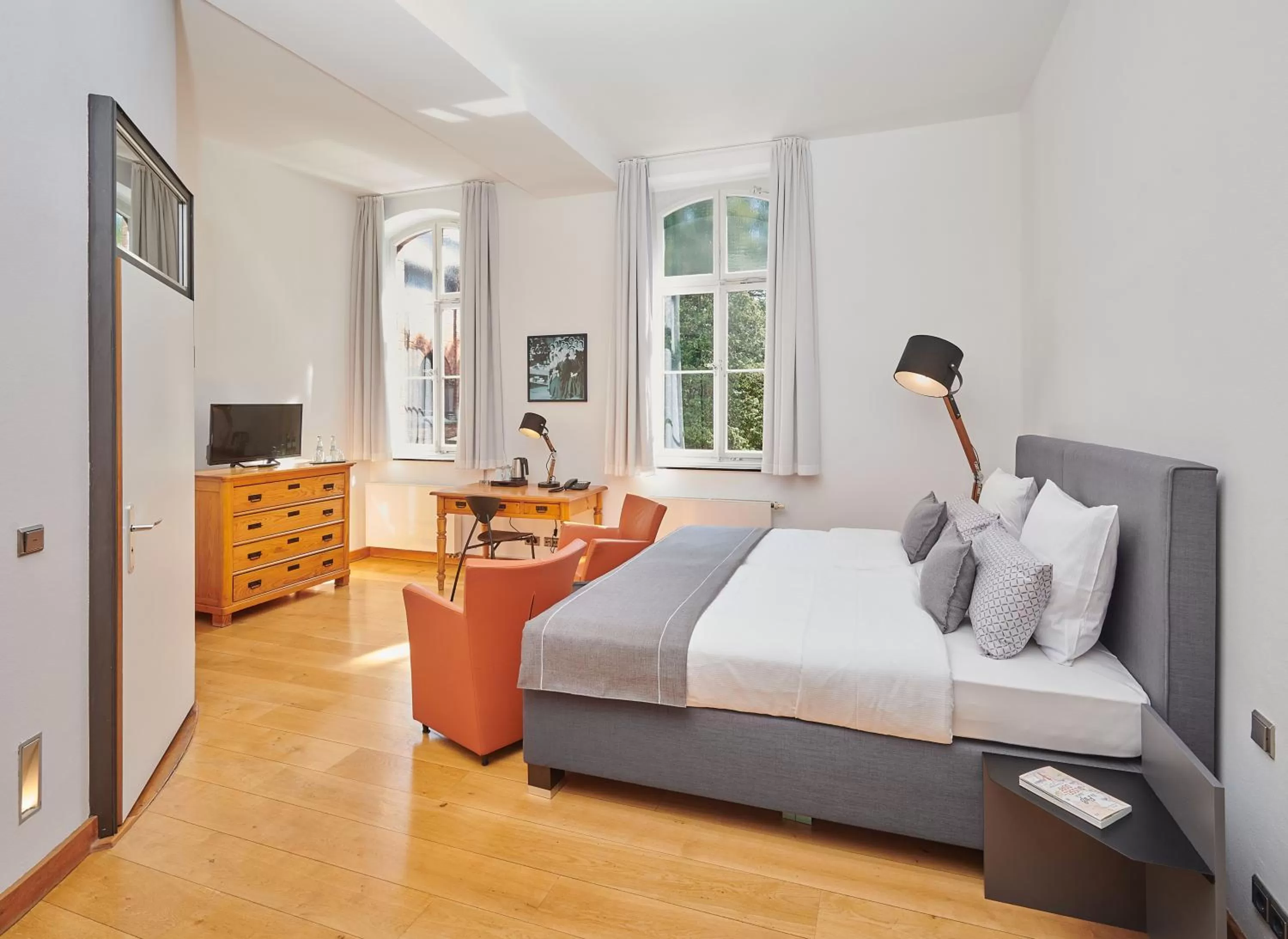 Photo of the whole room, Bed in Hotel Mutterhaus Düsseldorf