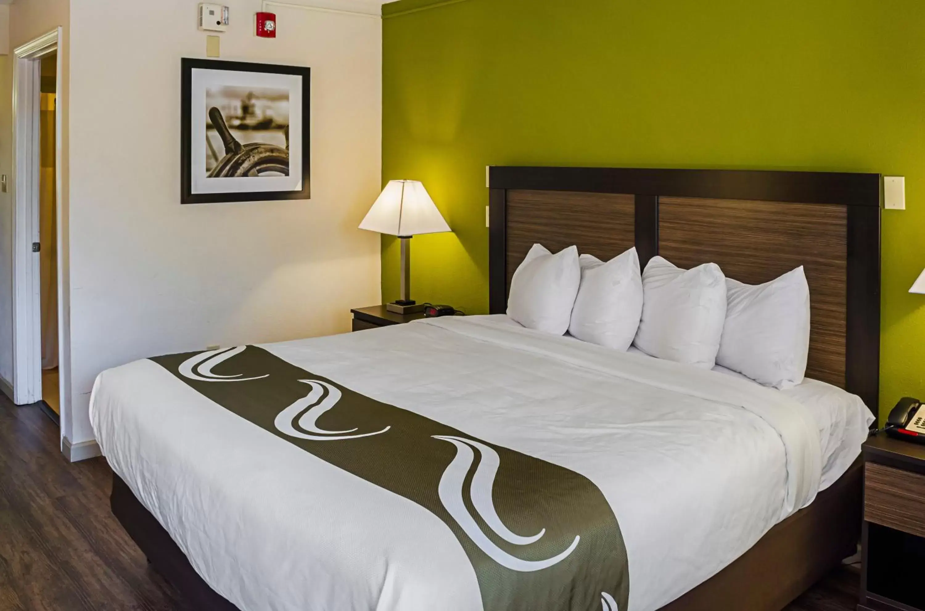 Bed in Quality Inn Biloxi Beach