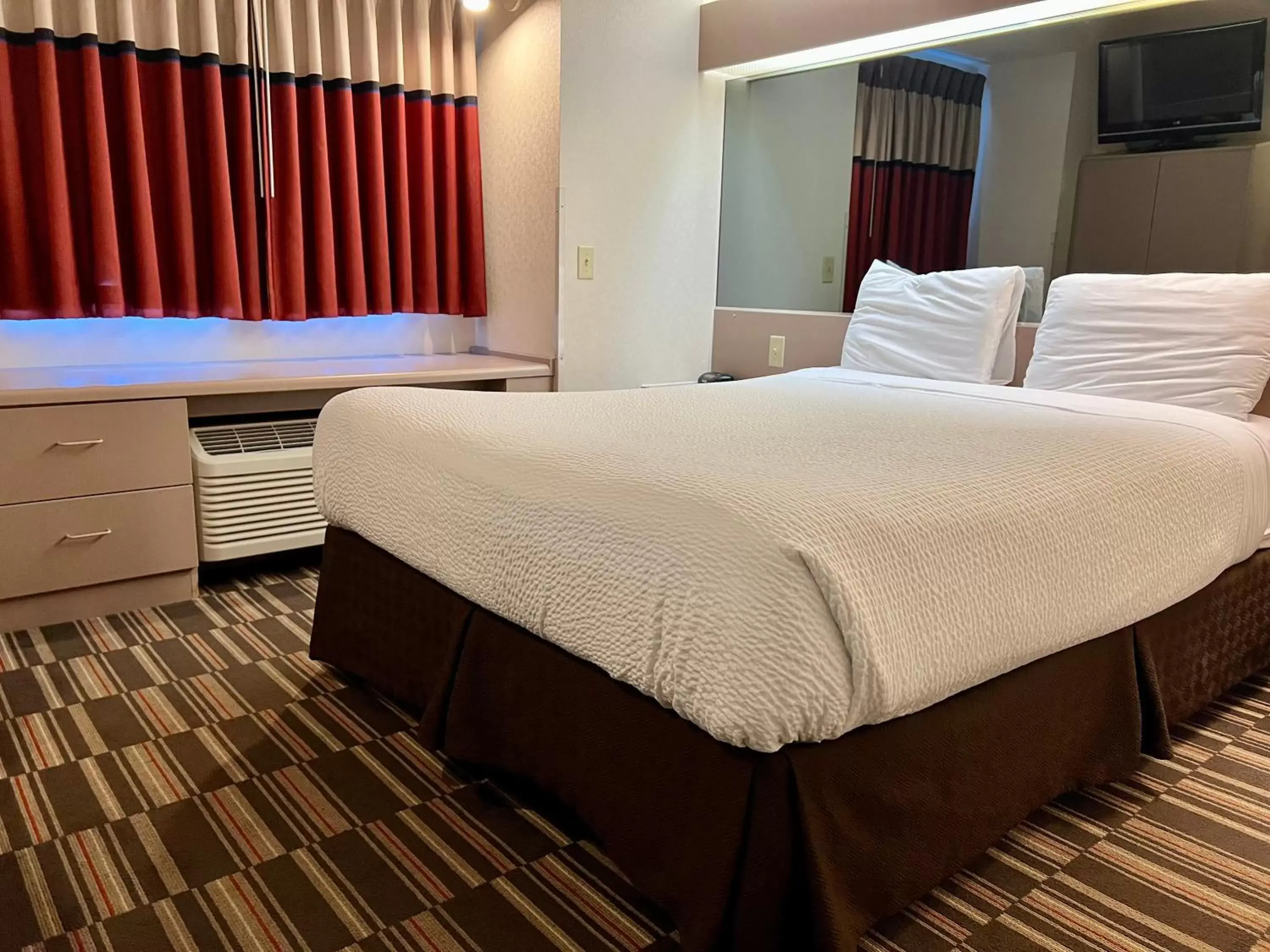 Bed in Microtel Inn & Suites by Wyndham Bloomington MSP Airport