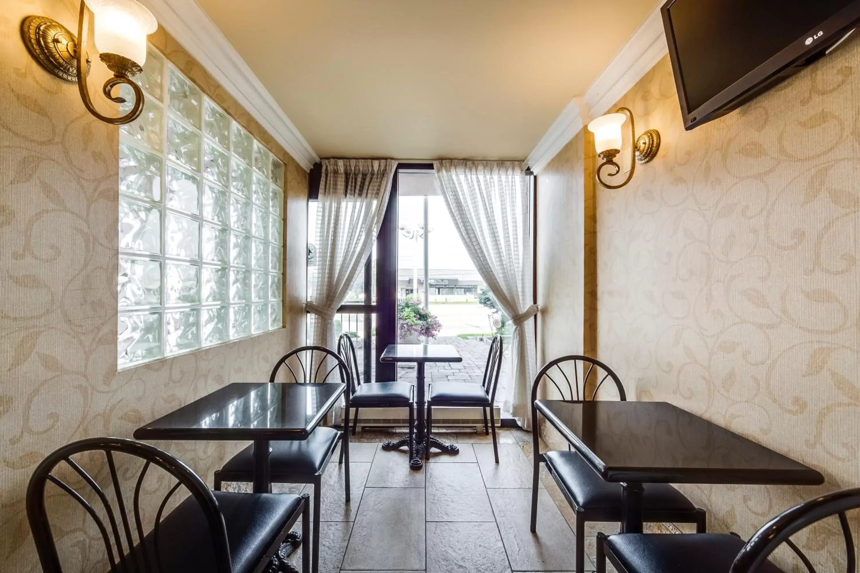 Dining area, Restaurant/Places to Eat in Monte Carlo Inn Toronto West Suites