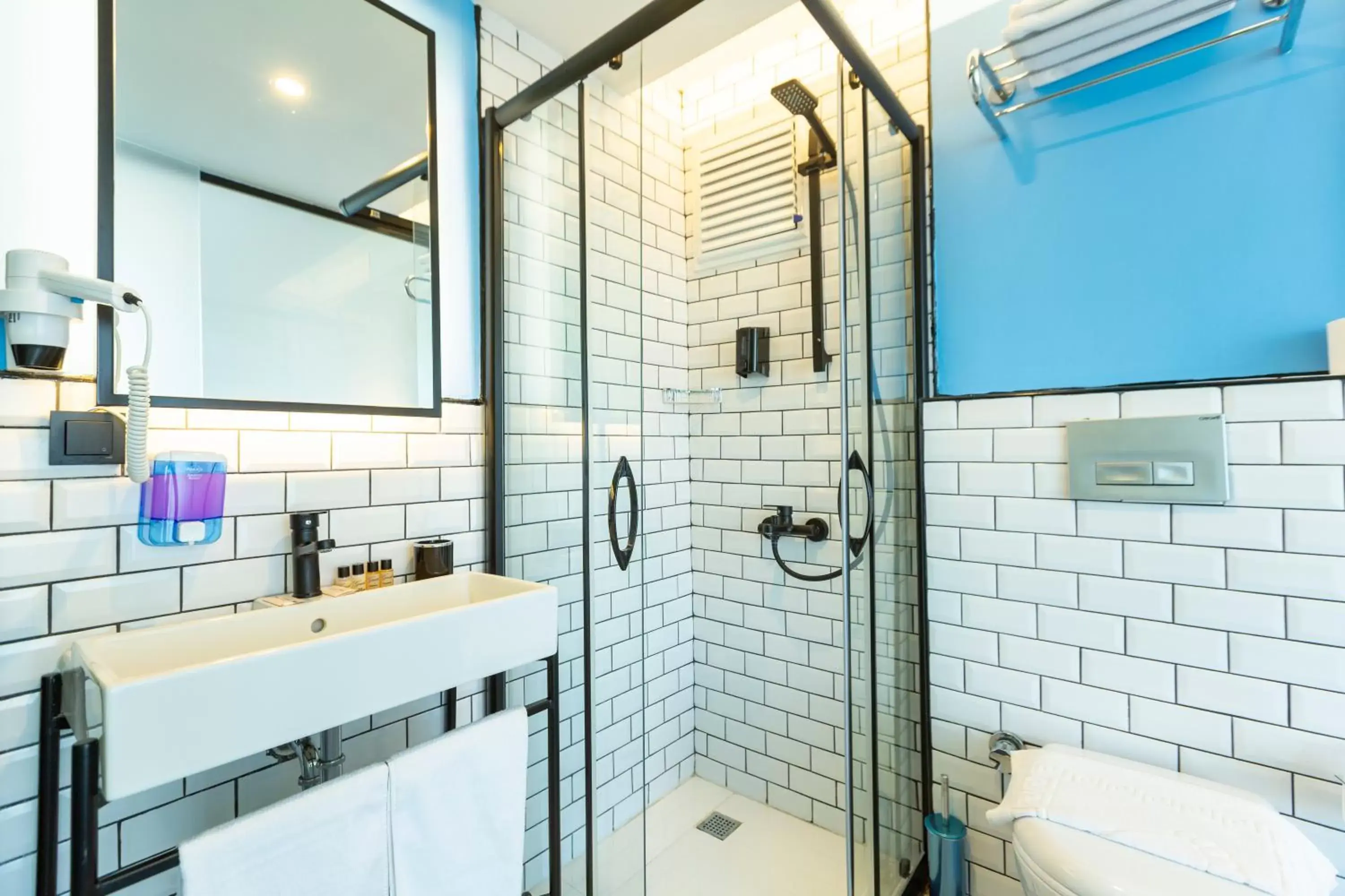 Shower, Bathroom in Mene City Hotel