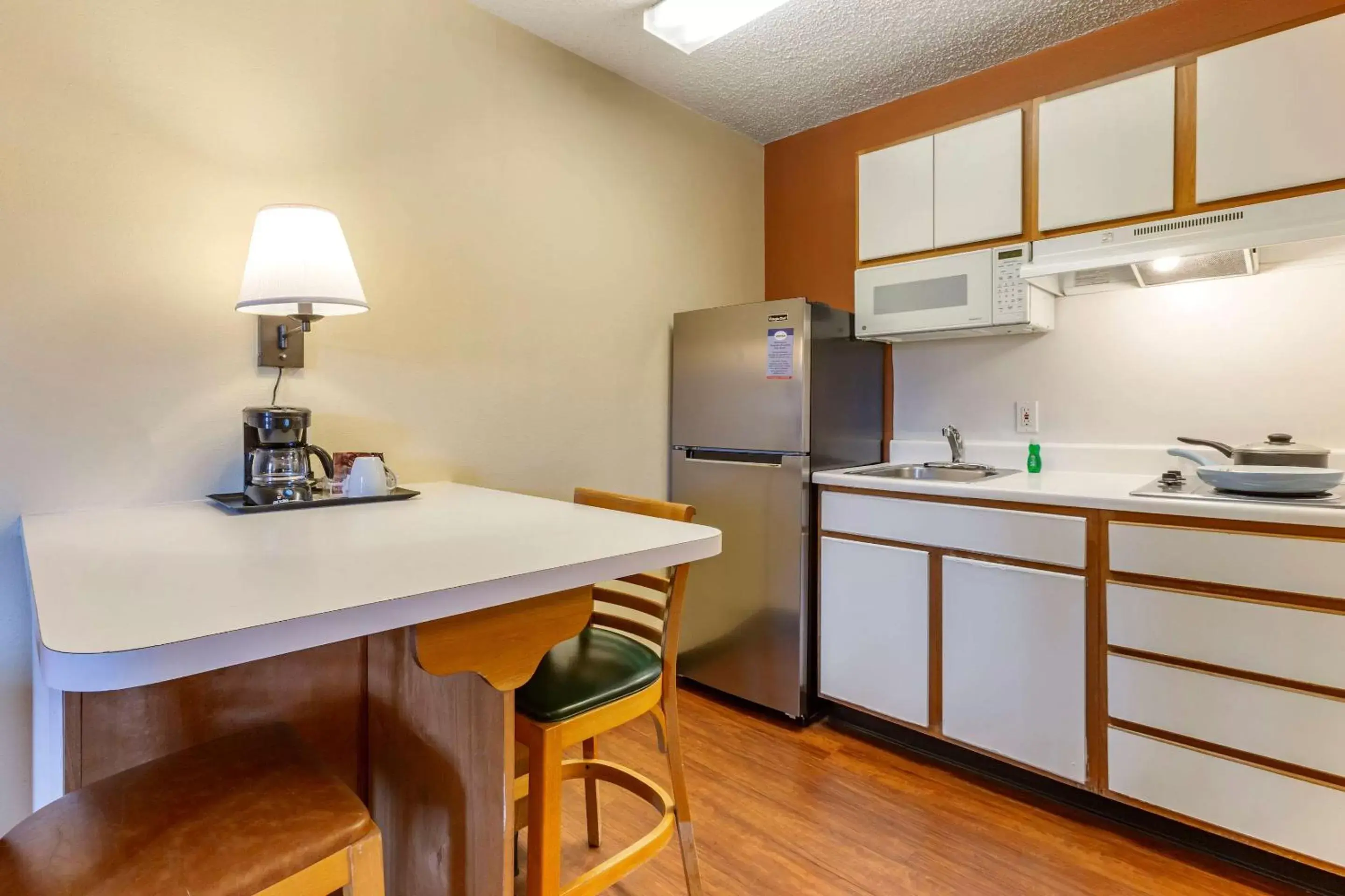 Photo of the whole room, Kitchen/Kitchenette in Suburban Studios