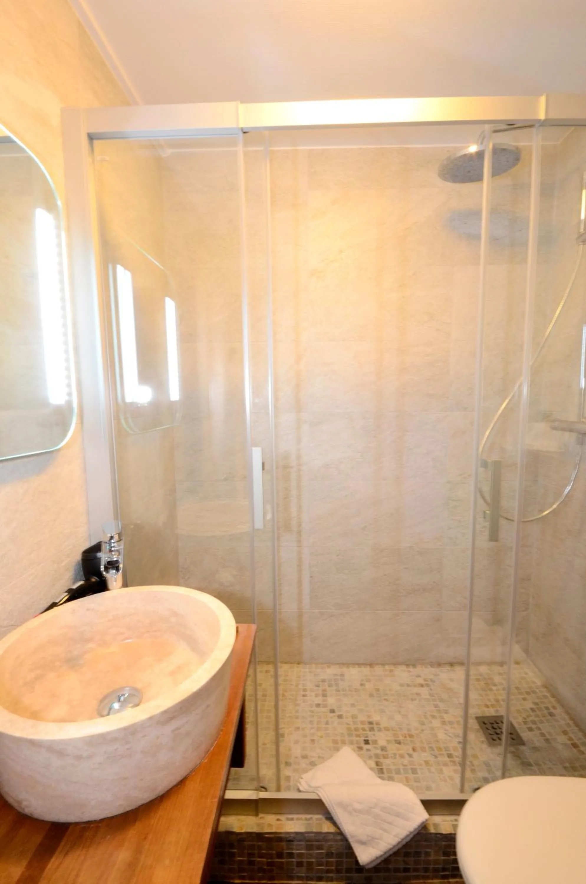 Shower in Green hotels Confort Paris 13