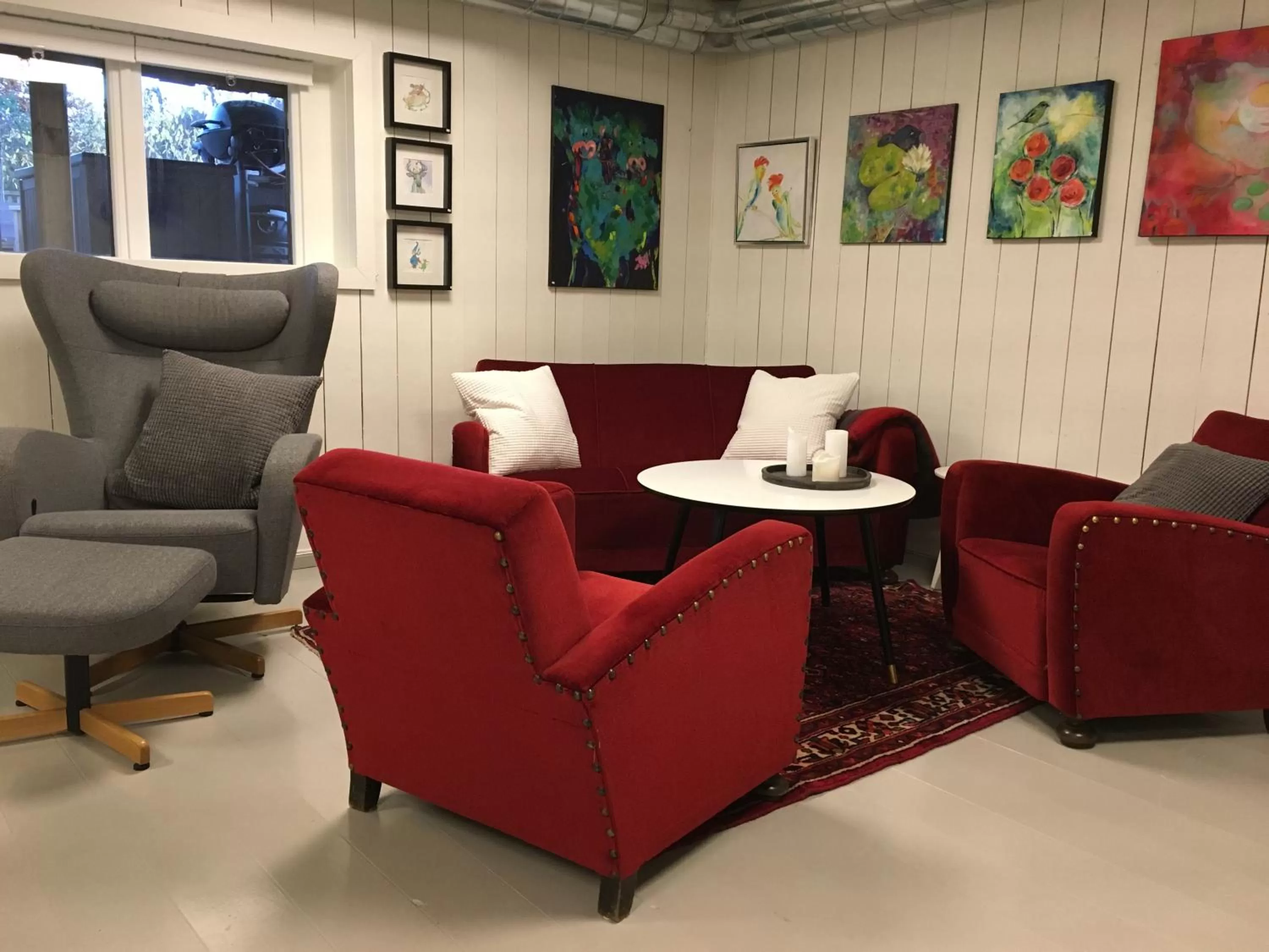 Communal lounge/ TV room in Krøgeneslåven Microtel