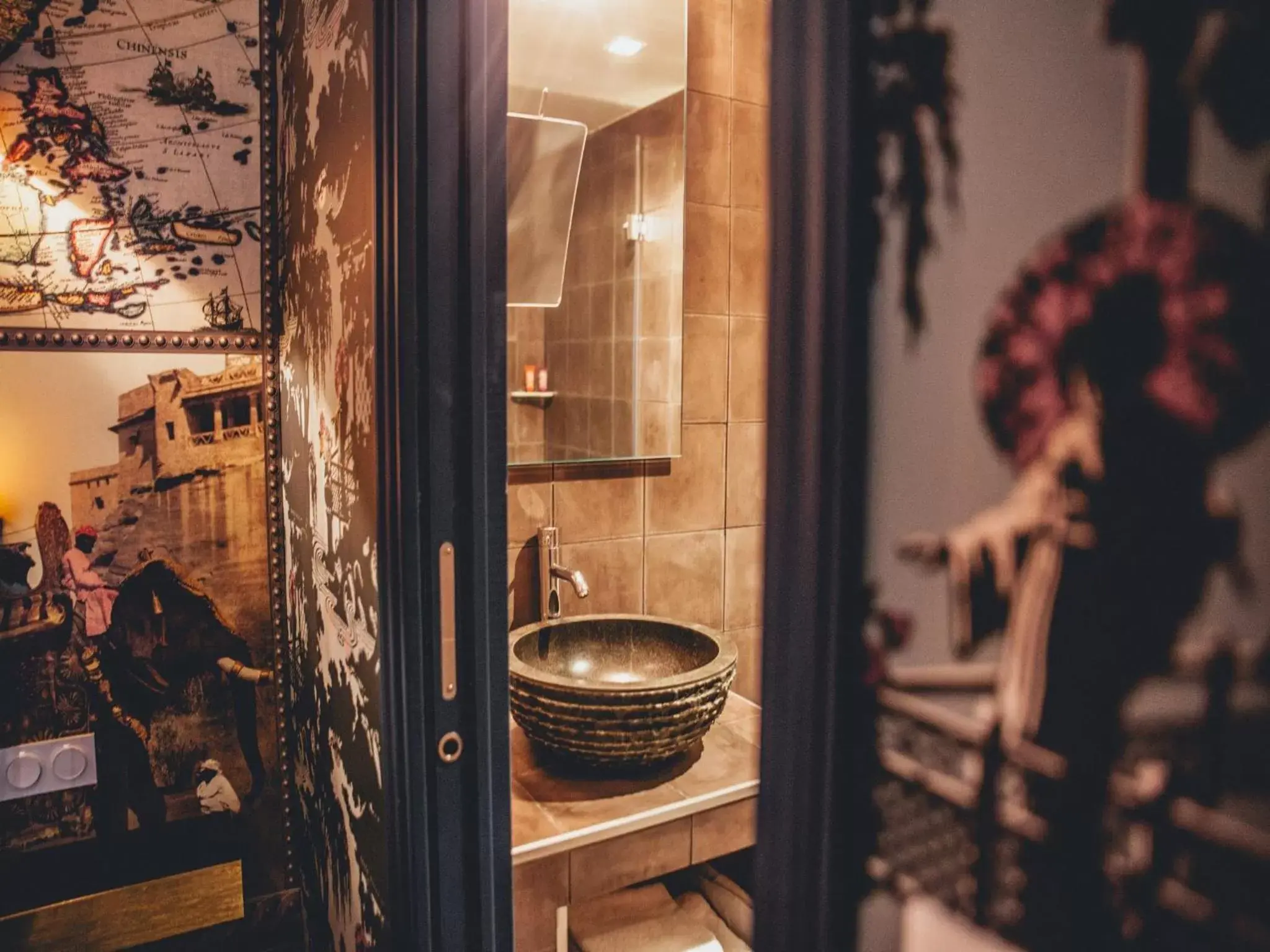 Bathroom in Hôtel du Continent