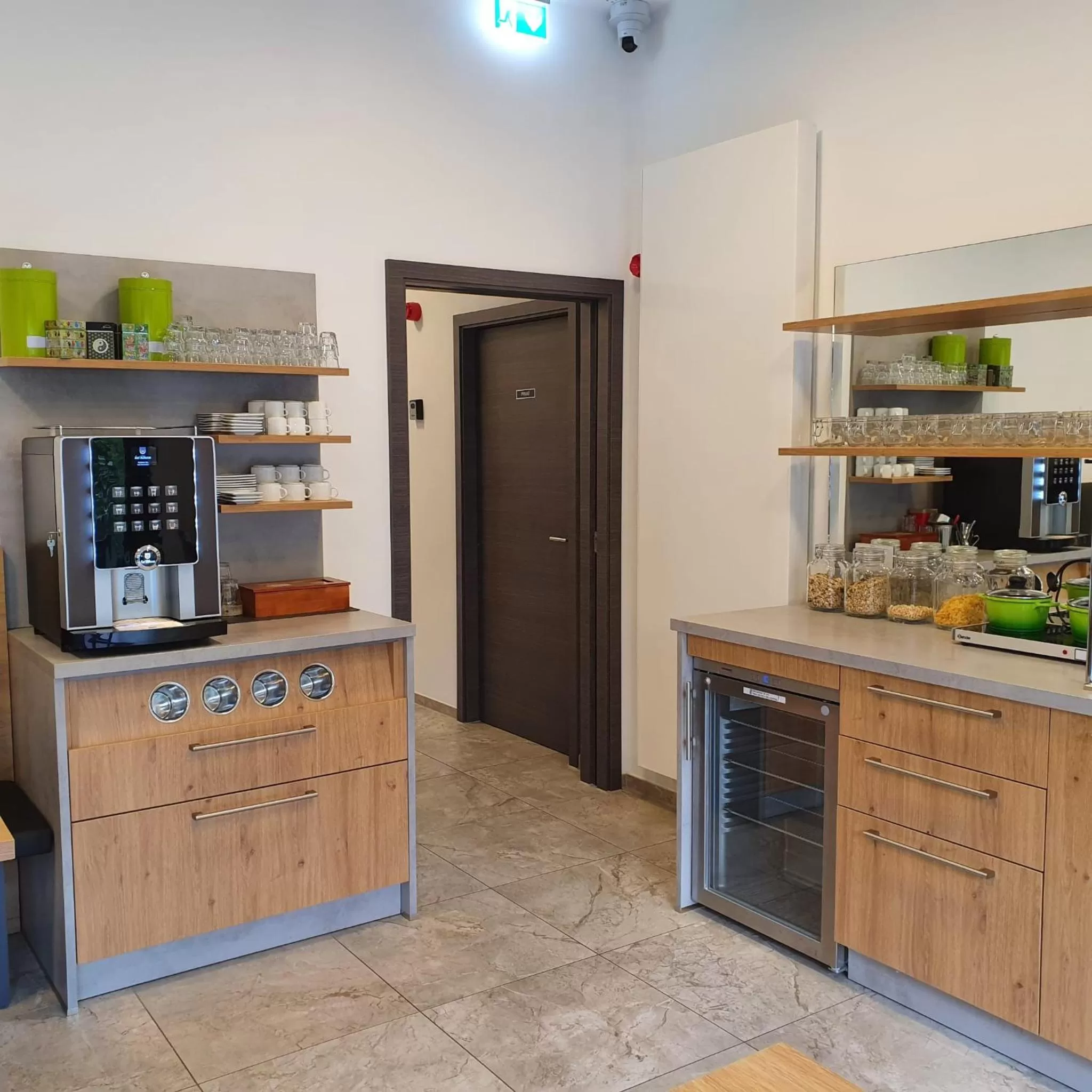 Food and drinks in Outlet Hotel