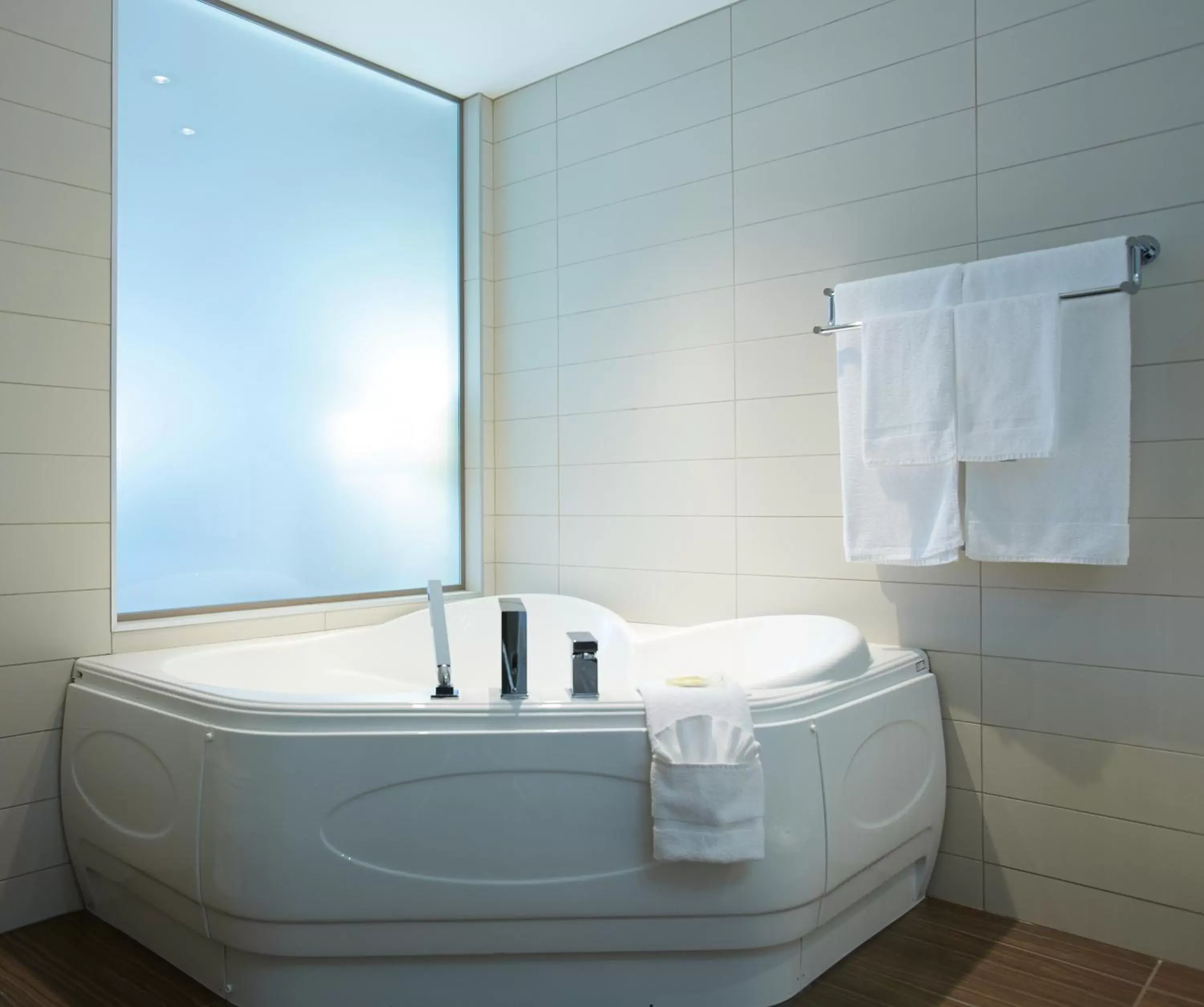 Hot Tub, Bathroom in Quality Inn Rouyn-Noranda