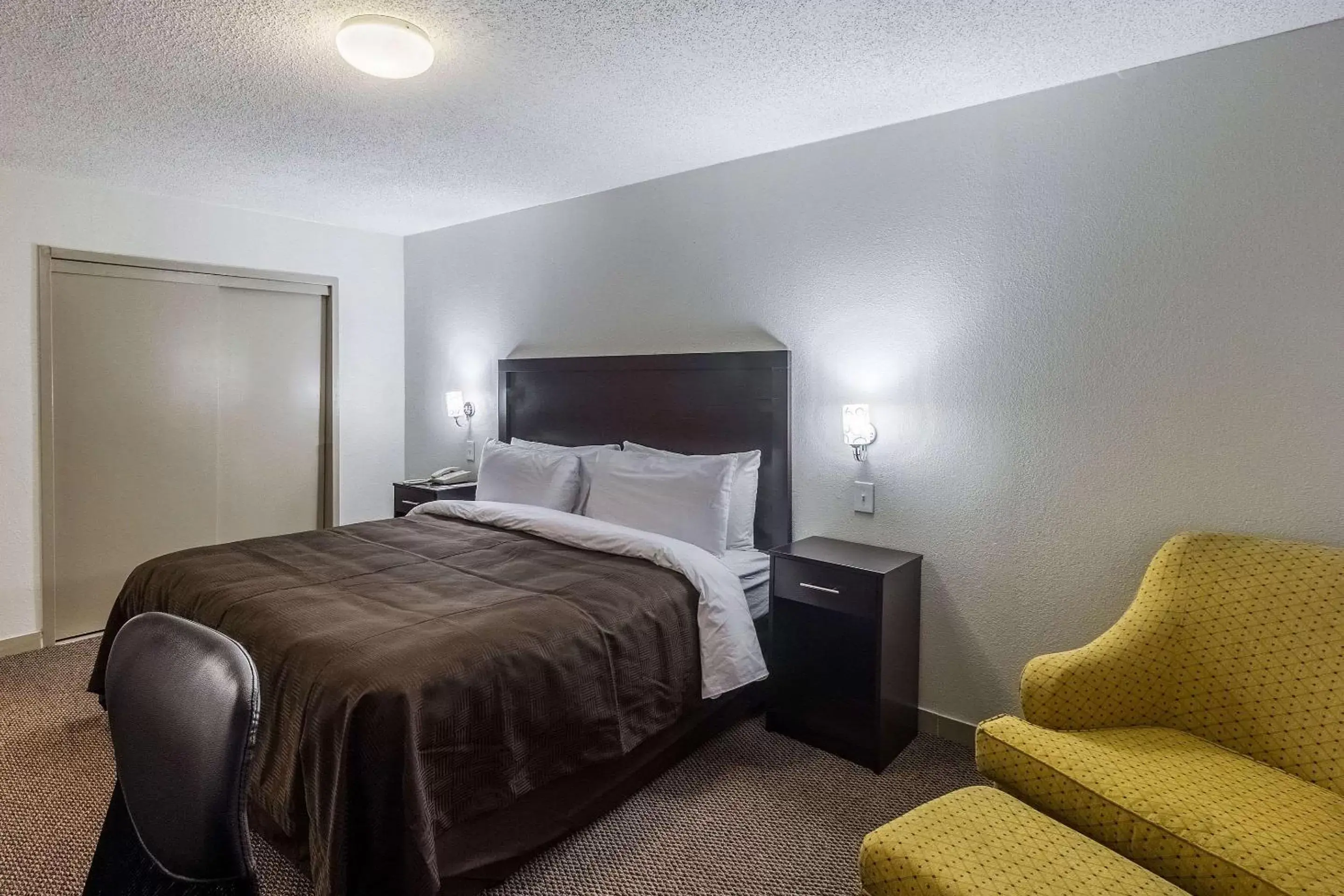 Photo of the whole room, Bed in Clarion Inn near McAllen Airport