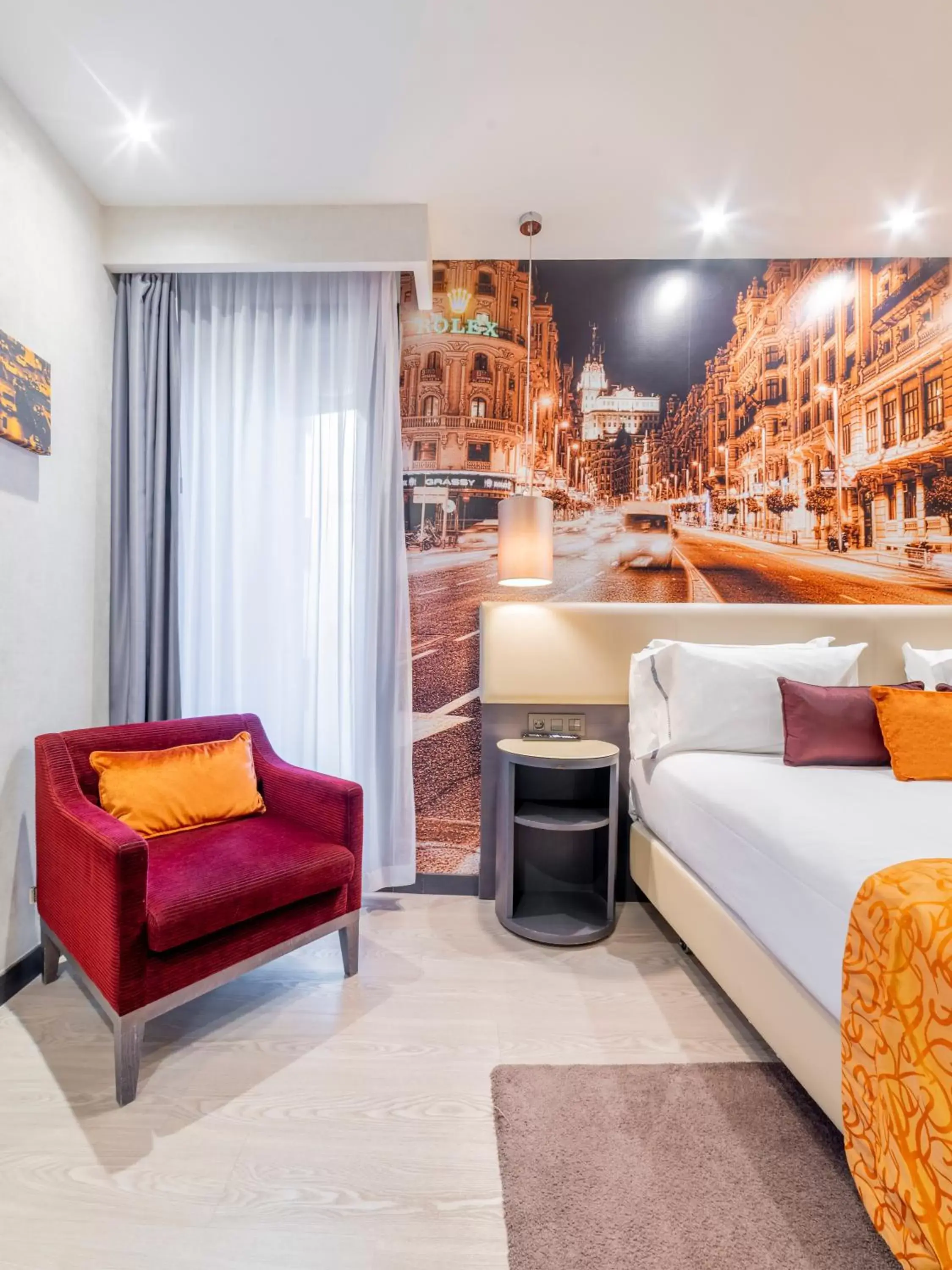 Bed, Seating Area in Hotel Indigo Madrid - Gran Via, an IHG Hotel