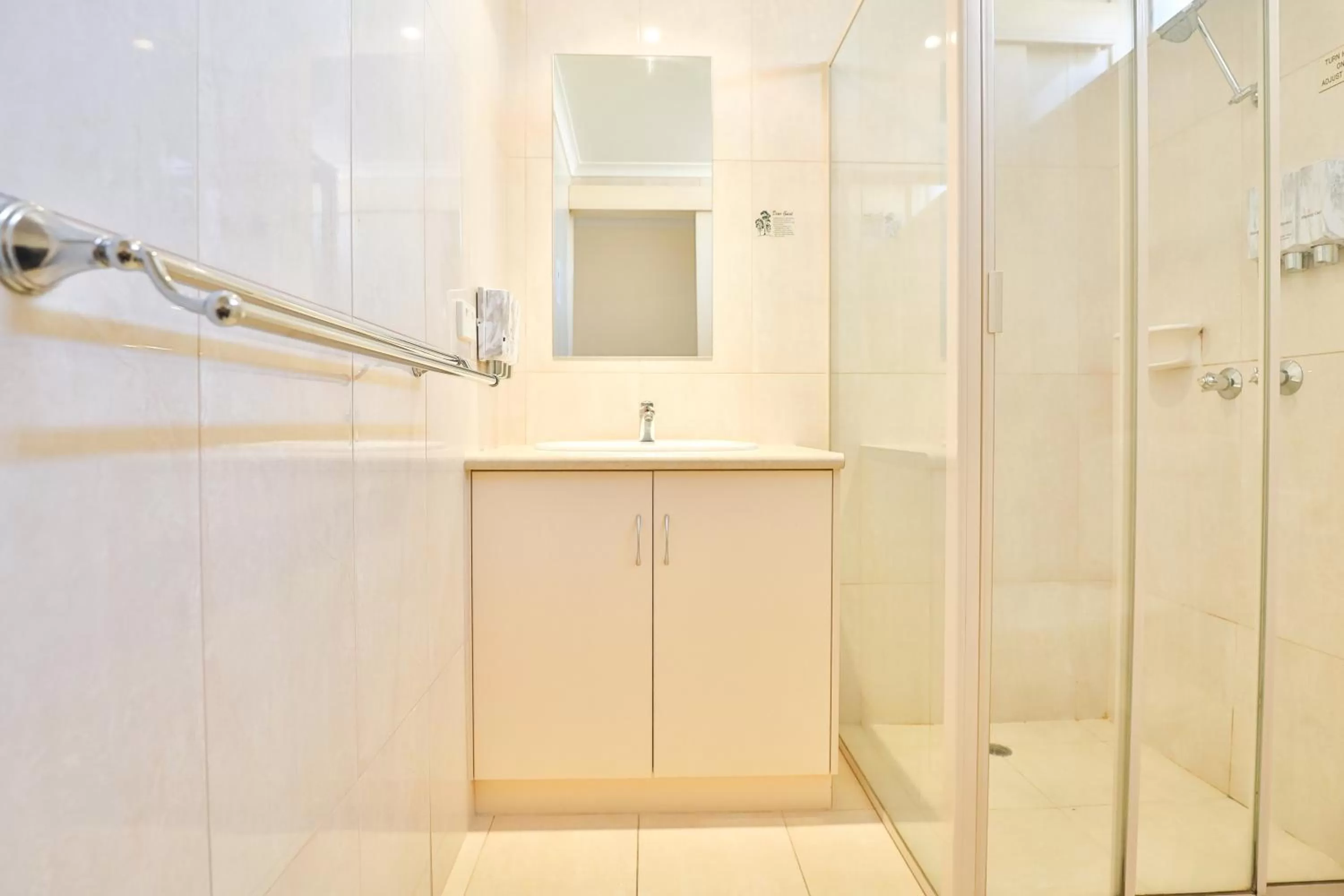 Bathroom in Boulevard Motor Inn Mildura