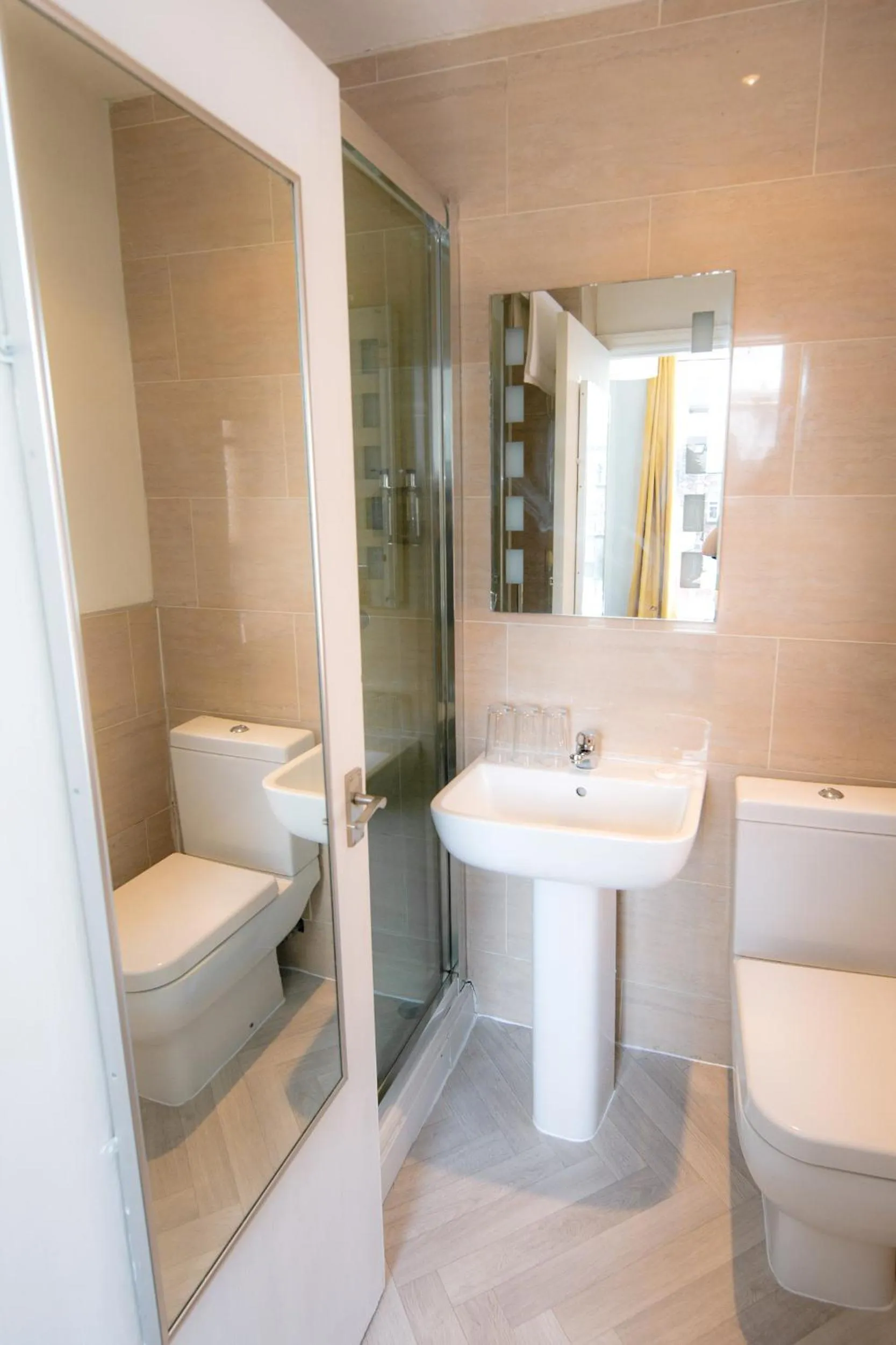 Bathroom in Kenilworth Hotel