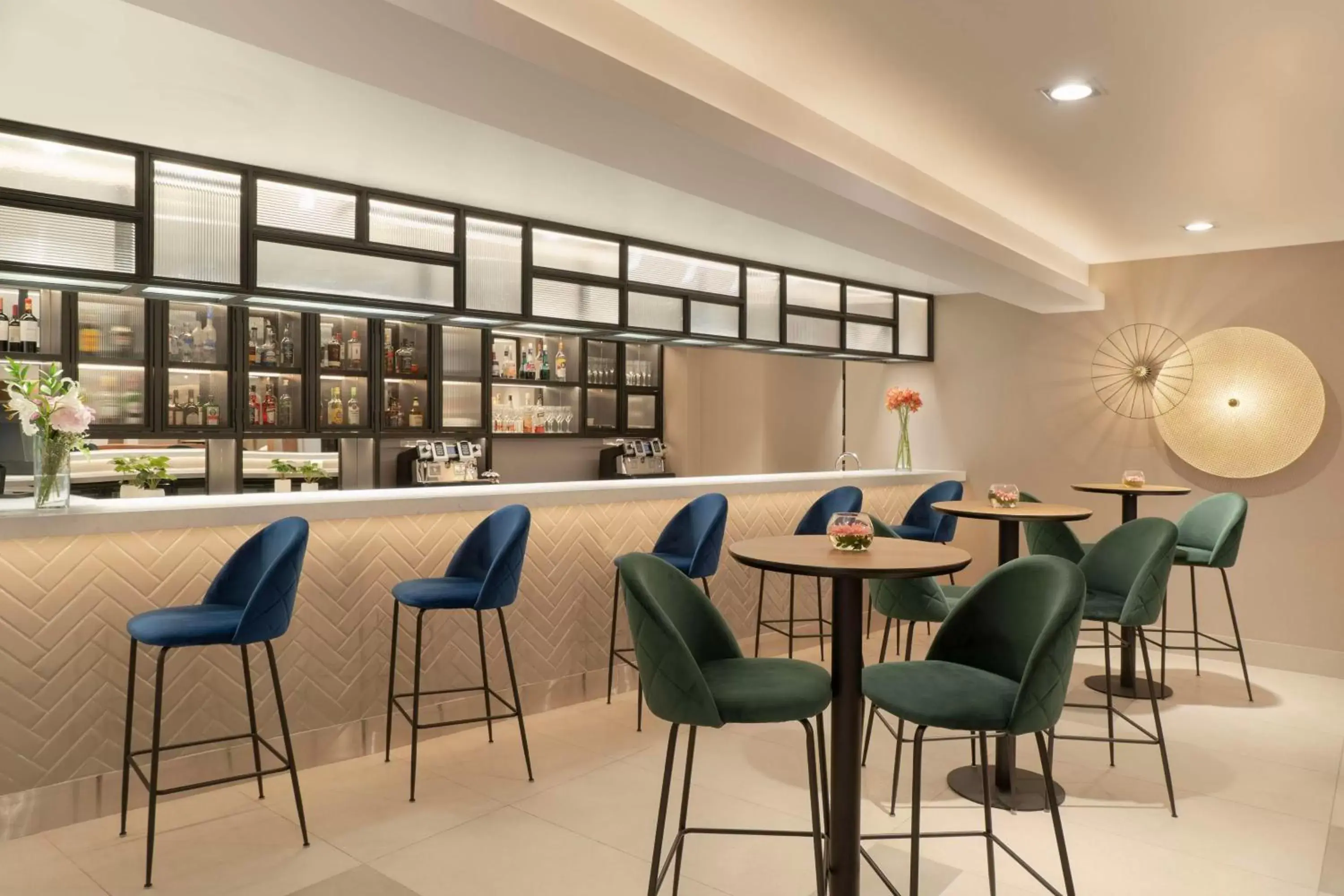 Lounge or bar, Restaurant/Places to Eat in NH Ciudad de Santiago